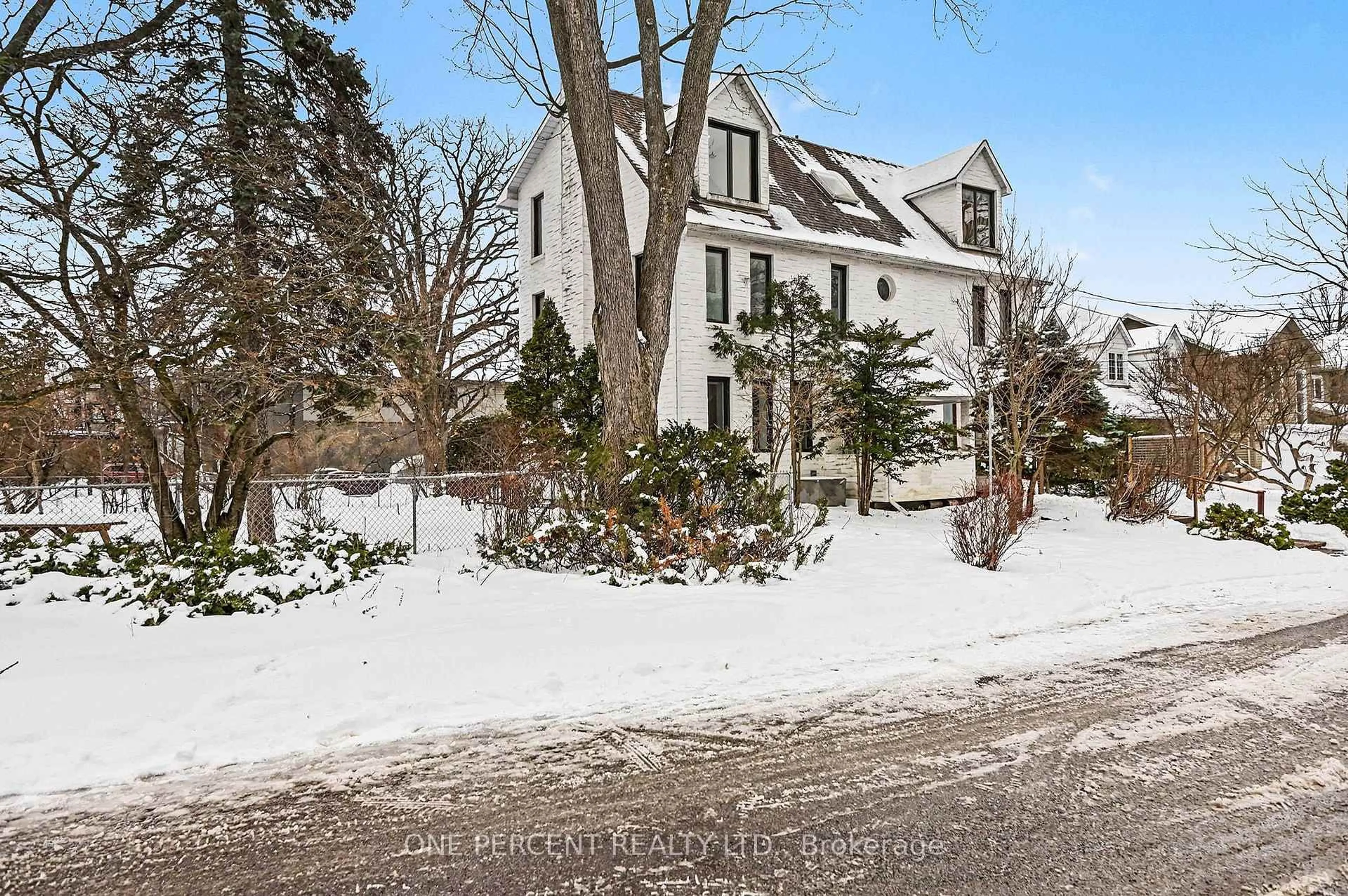 A pic from outside/outdoor area/front of a property/back of a property/a pic from drone, street for 60 Pontiac St, Ottawa Ontario K1Y 2K1
