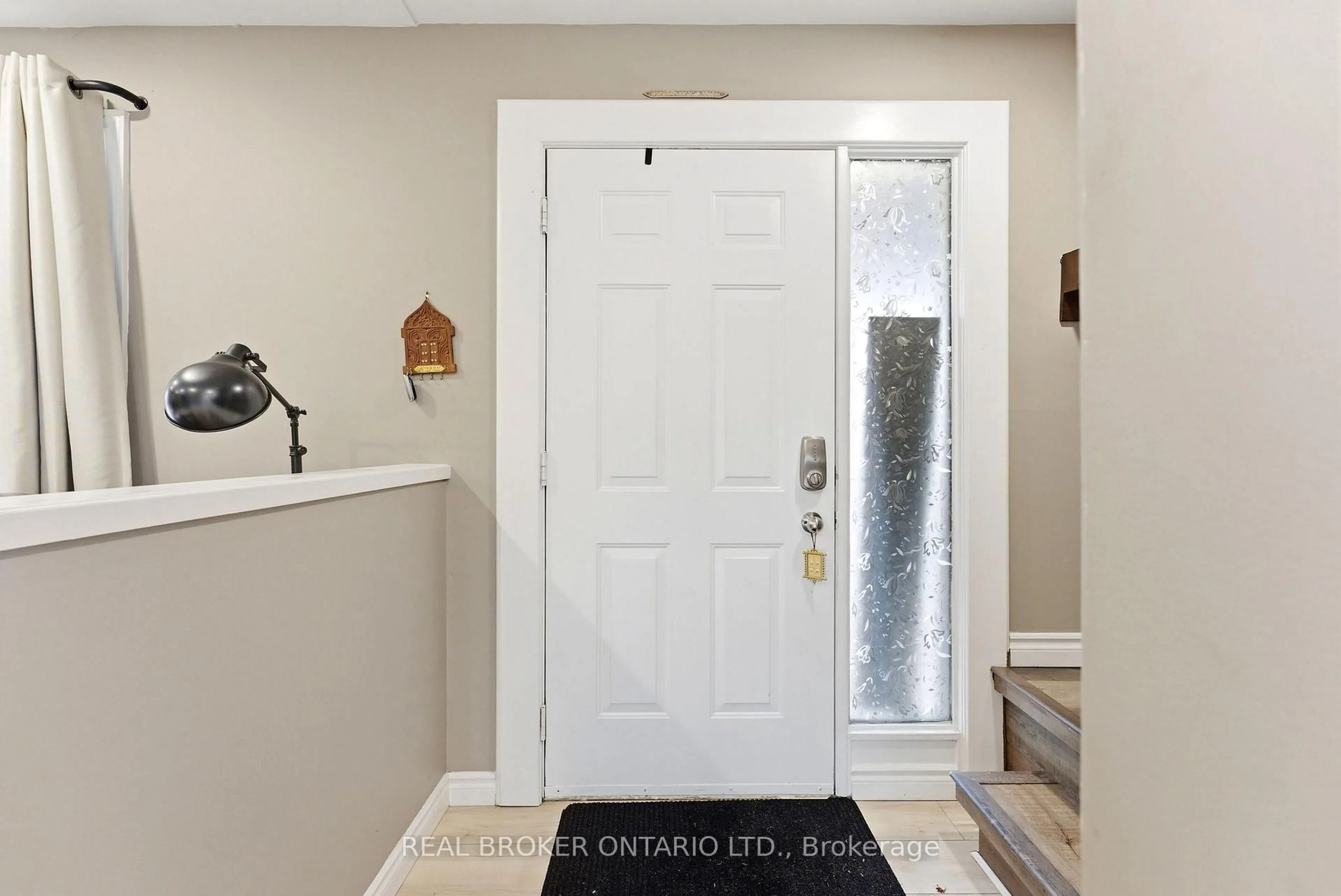 Indoor entryway for 300 STONYBROOK Dr, Kitchener Ontario N2M 4M2