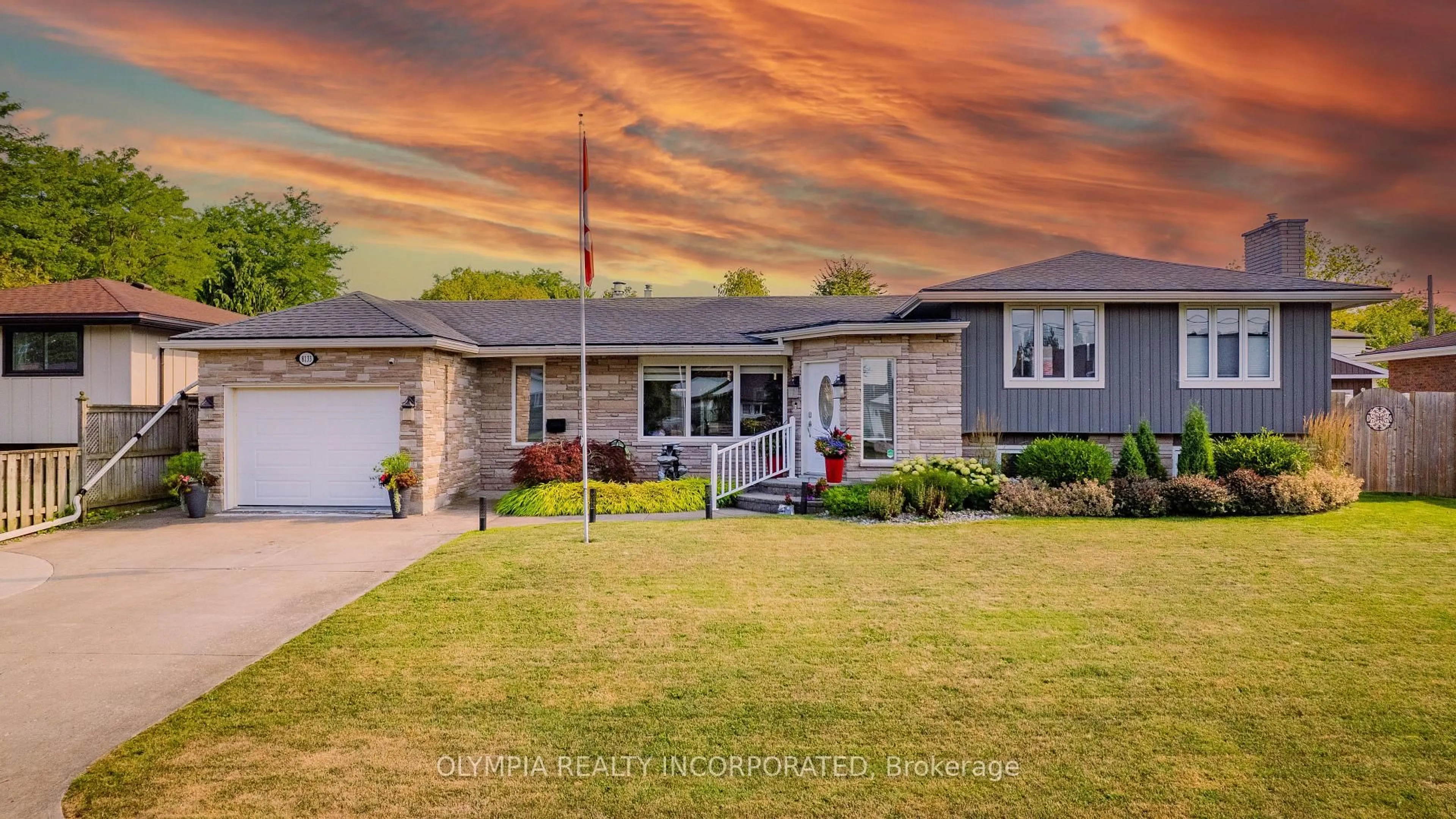 Home with vinyl exterior material, street for 8133 Sarah St, Niagara Falls Ontario L2G 6T9