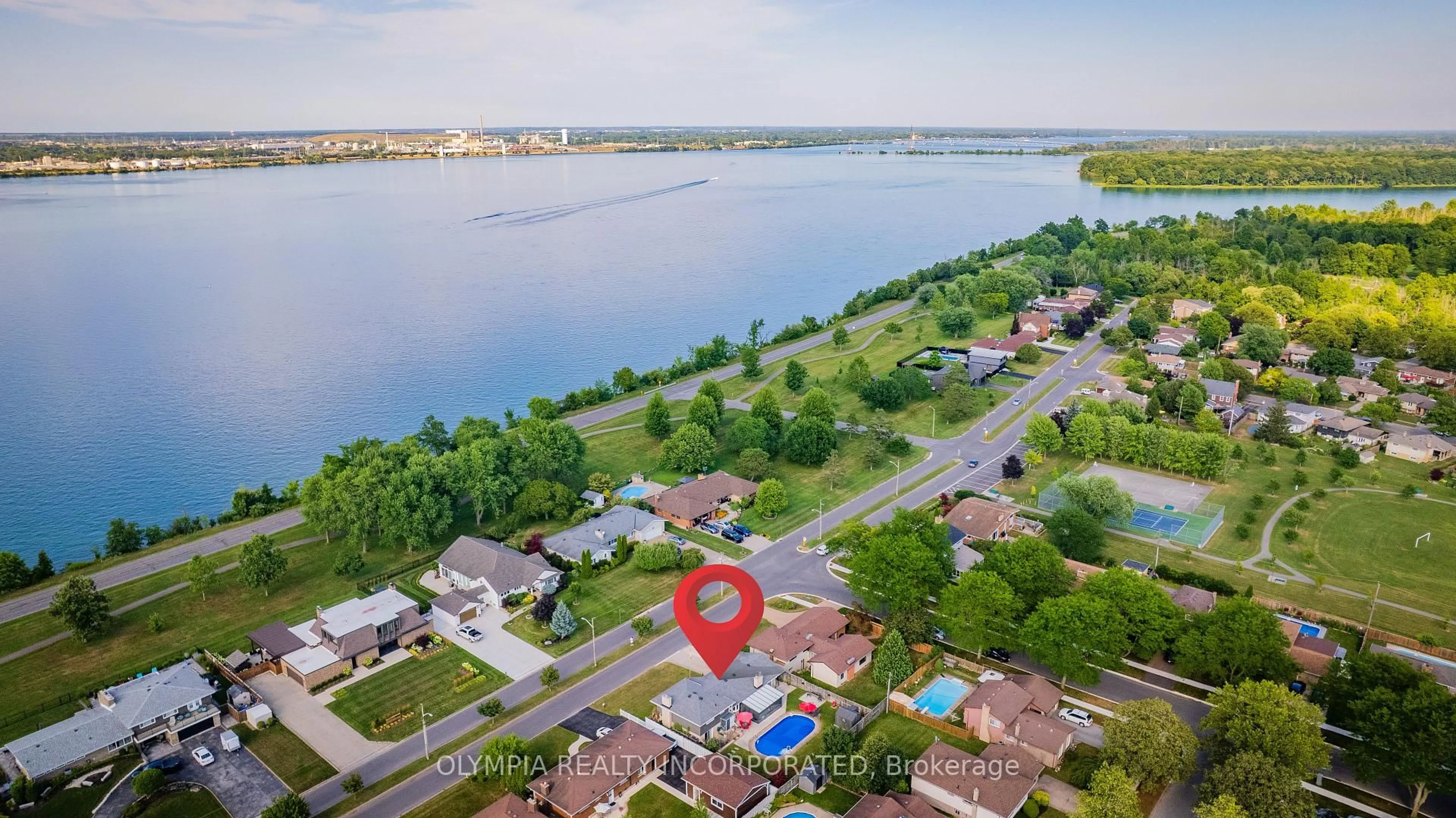 A pic from outside/outdoor area/front of a property/back of a property/a pic from drone, water/lake/river/ocean view for 8133 Sarah St, Niagara Falls Ontario L2G 6T9