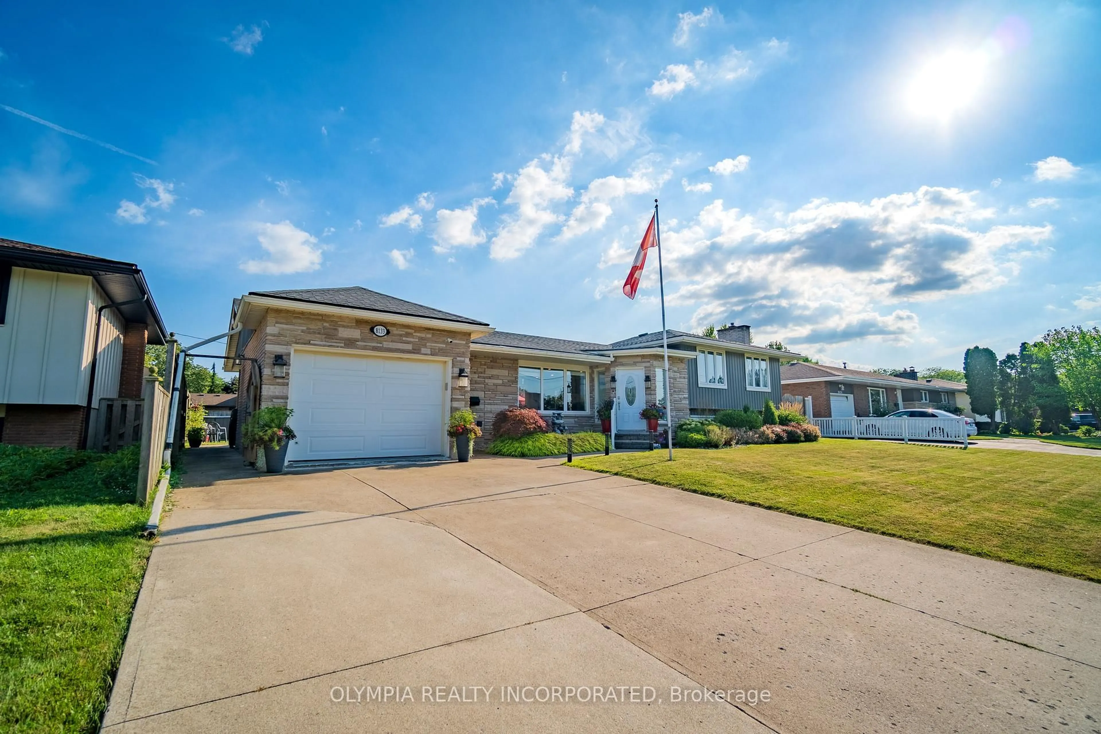 A pic from outside/outdoor area/front of a property/back of a property/a pic from drone, unknown for 8133 Sarah St, Niagara Falls Ontario L2G 6T9