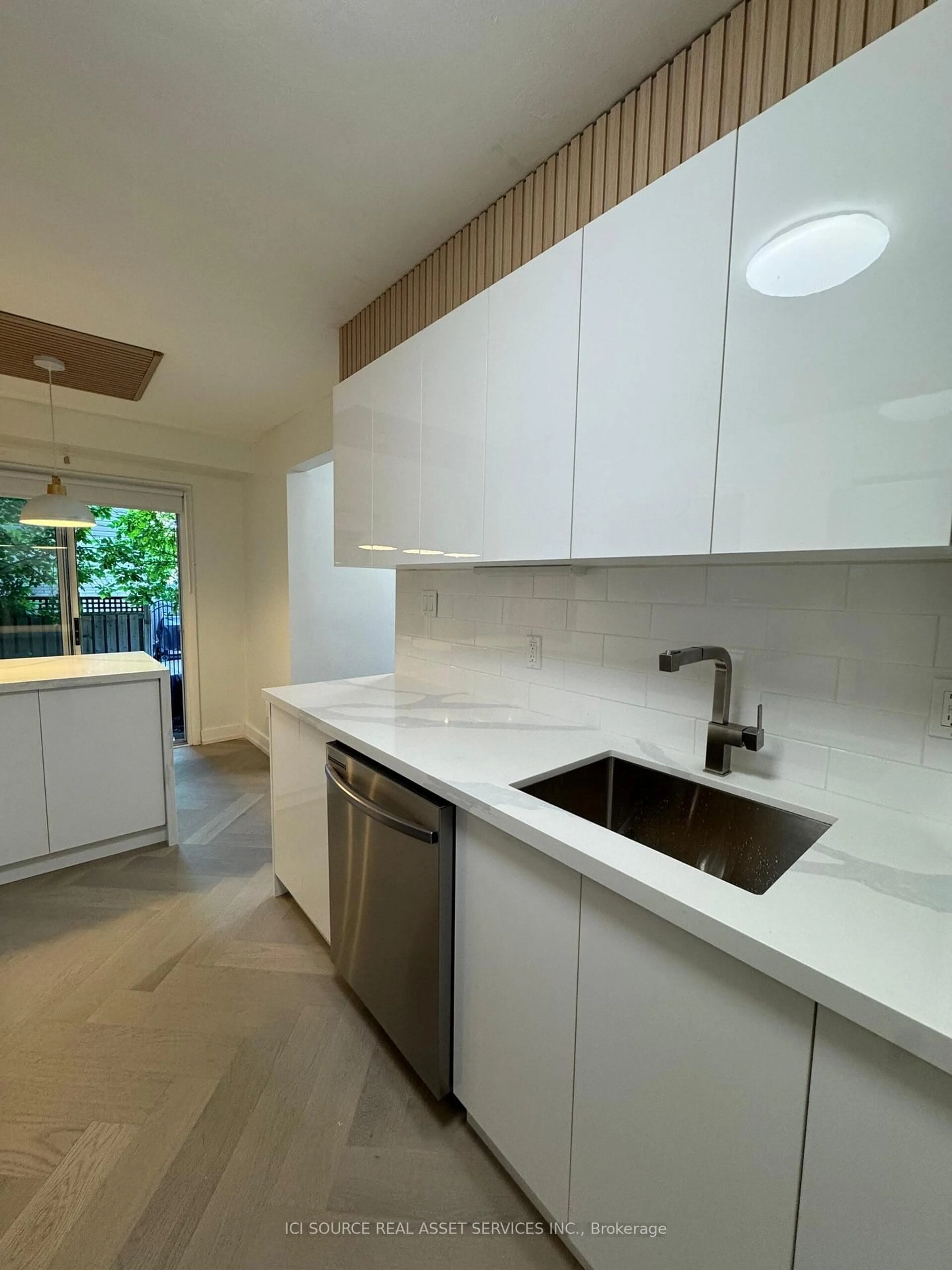 Contemporary kitchen, ceramic/tile floor for 914 Mohawk Rd #10, Hamilton Ontario L8T 2R8