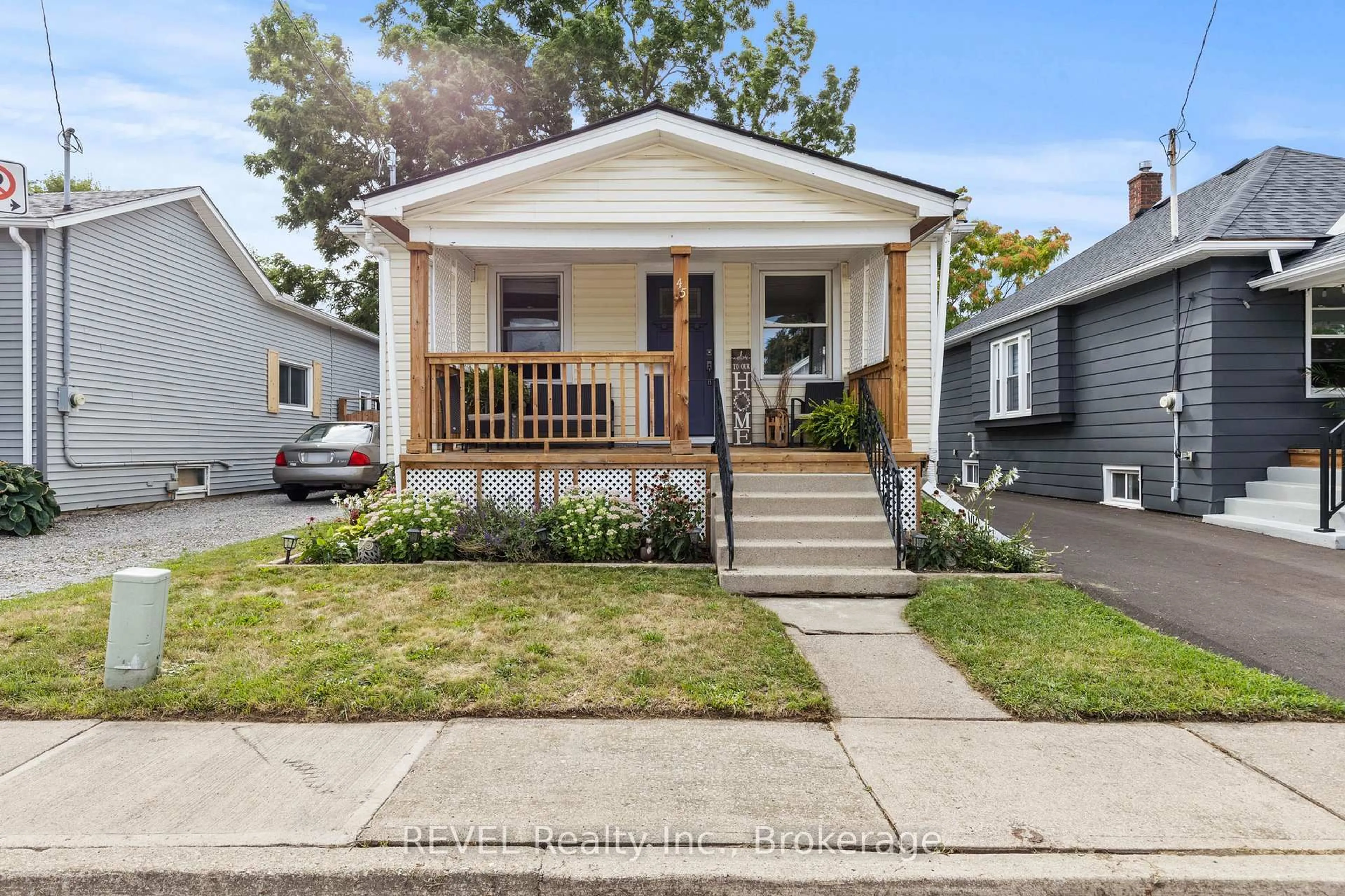 Home with vinyl exterior material, street for 45 Mcghie St, St. Catharines Ontario L2R 5A9