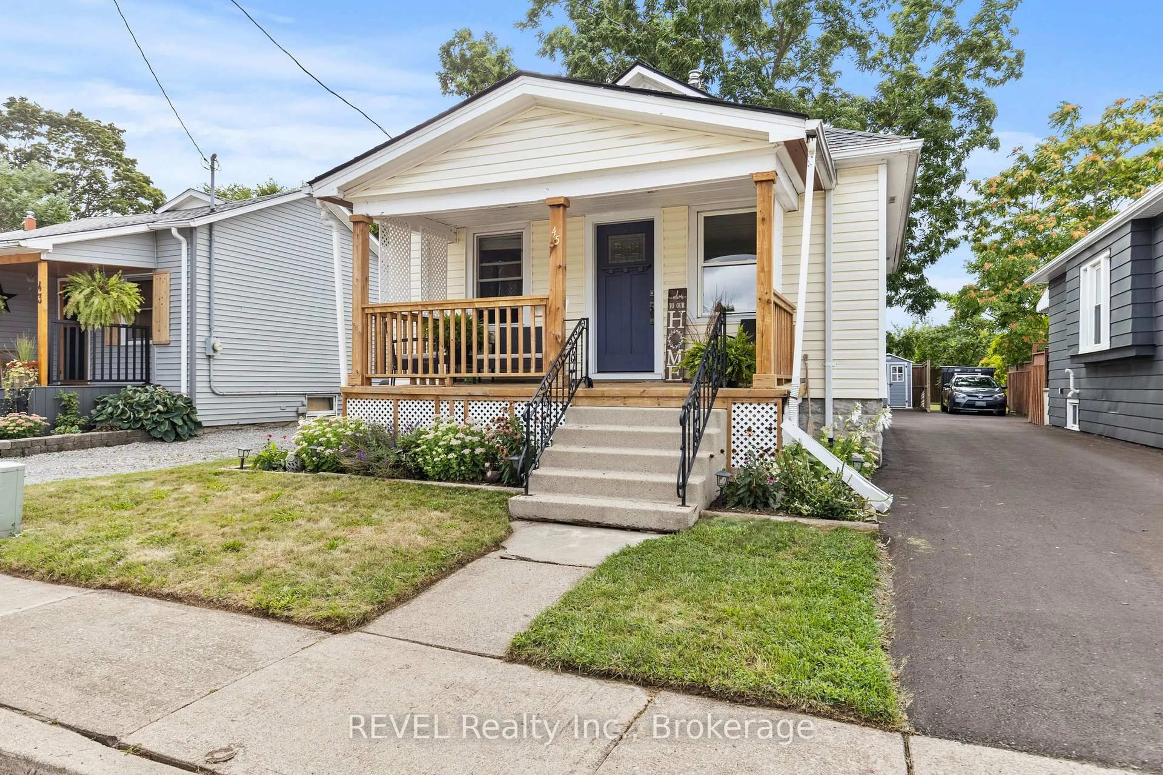 Home with vinyl exterior material, street for 45 Mcghie St, St. Catharines Ontario L2R 5A9