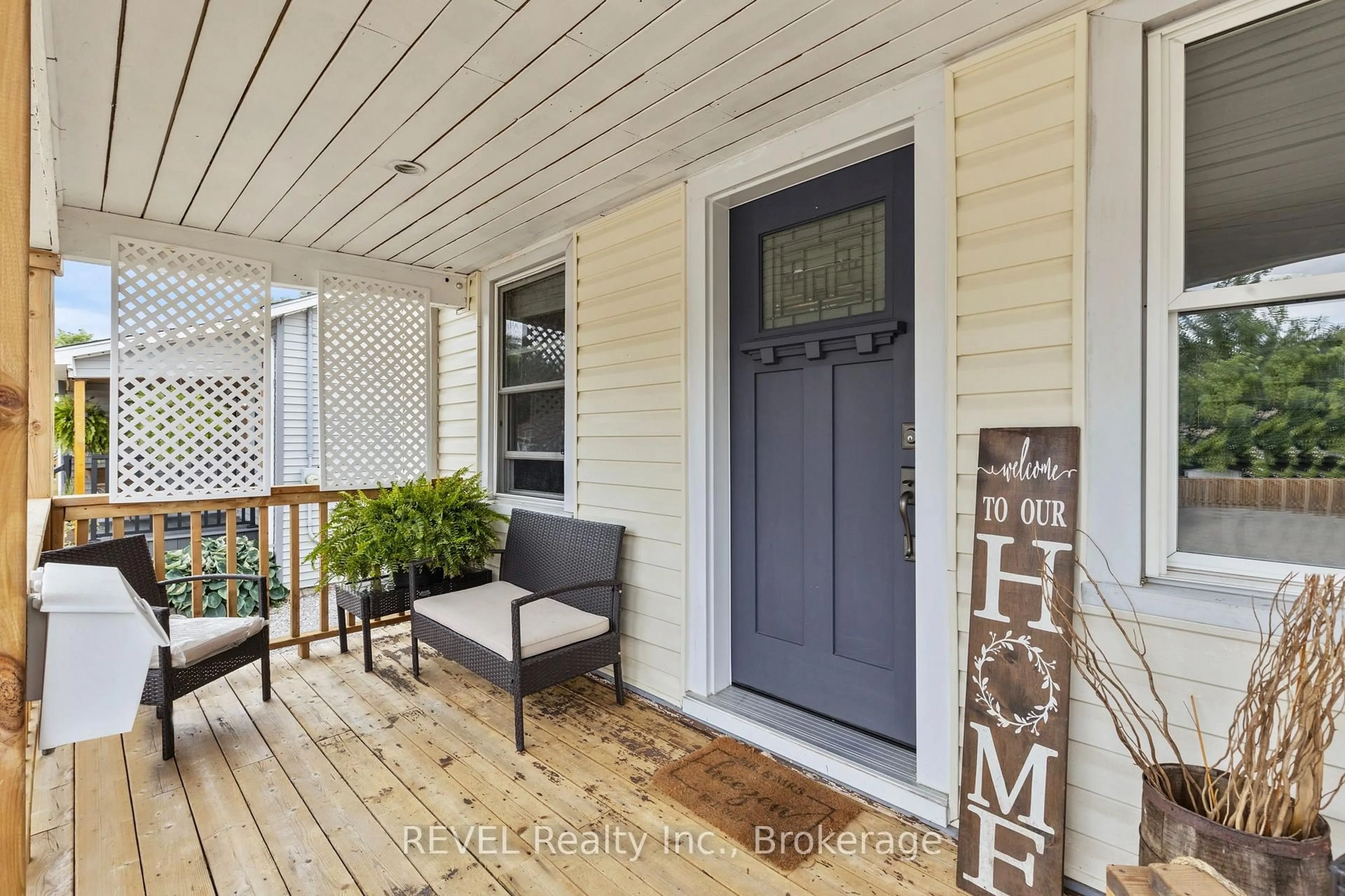 Indoor entryway for 45 Mcghie St, St. Catharines Ontario L2R 5A9