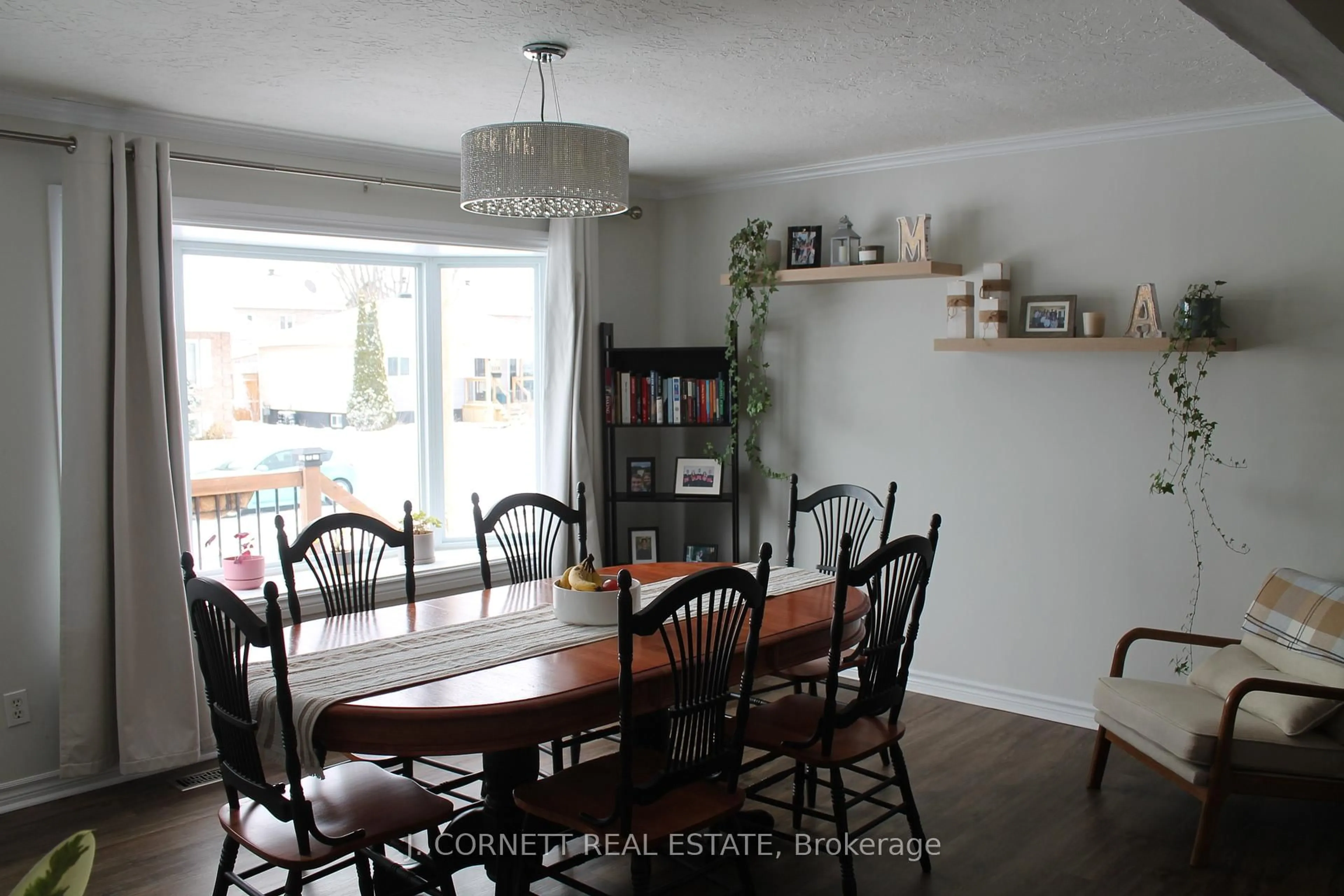 Dining room, wood/laminate floor for 1120 Larin Ave, Cornwall Ontario K6H 4C6