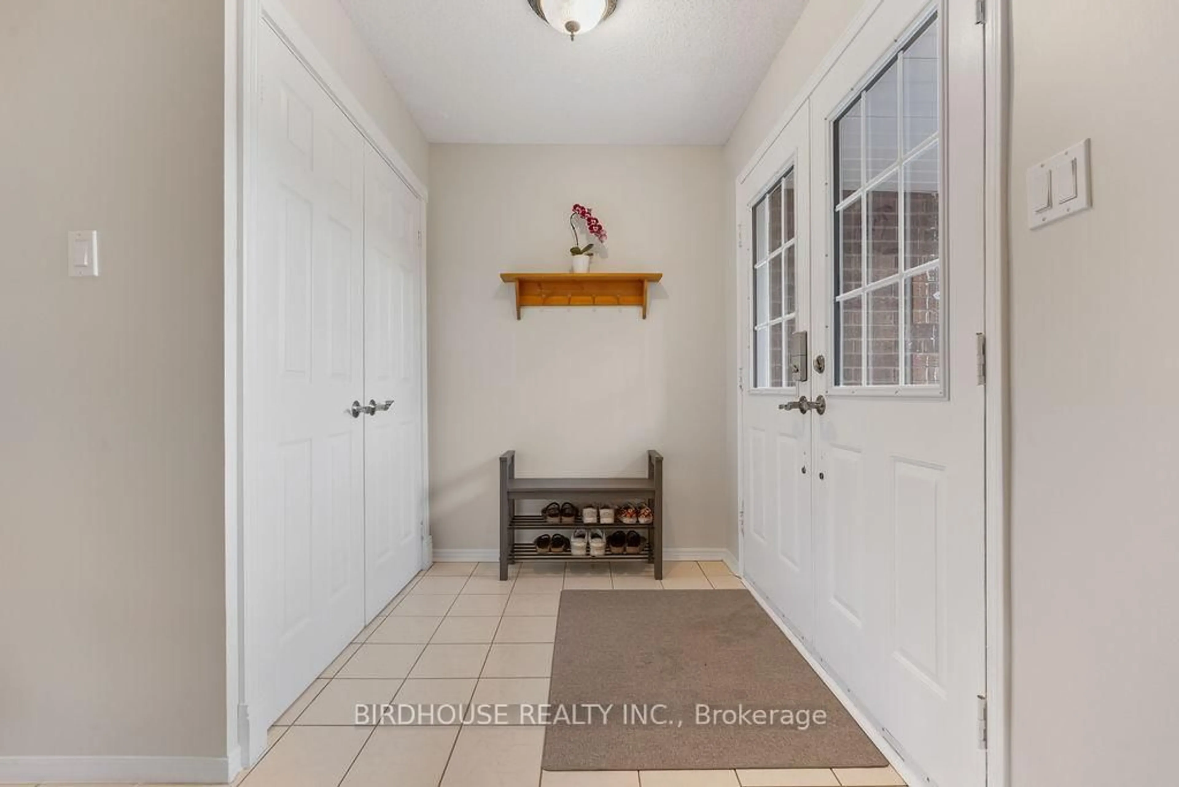 Indoor entryway for 6 Purdy Crt, Kawartha Lakes Ontario K9V 6E4