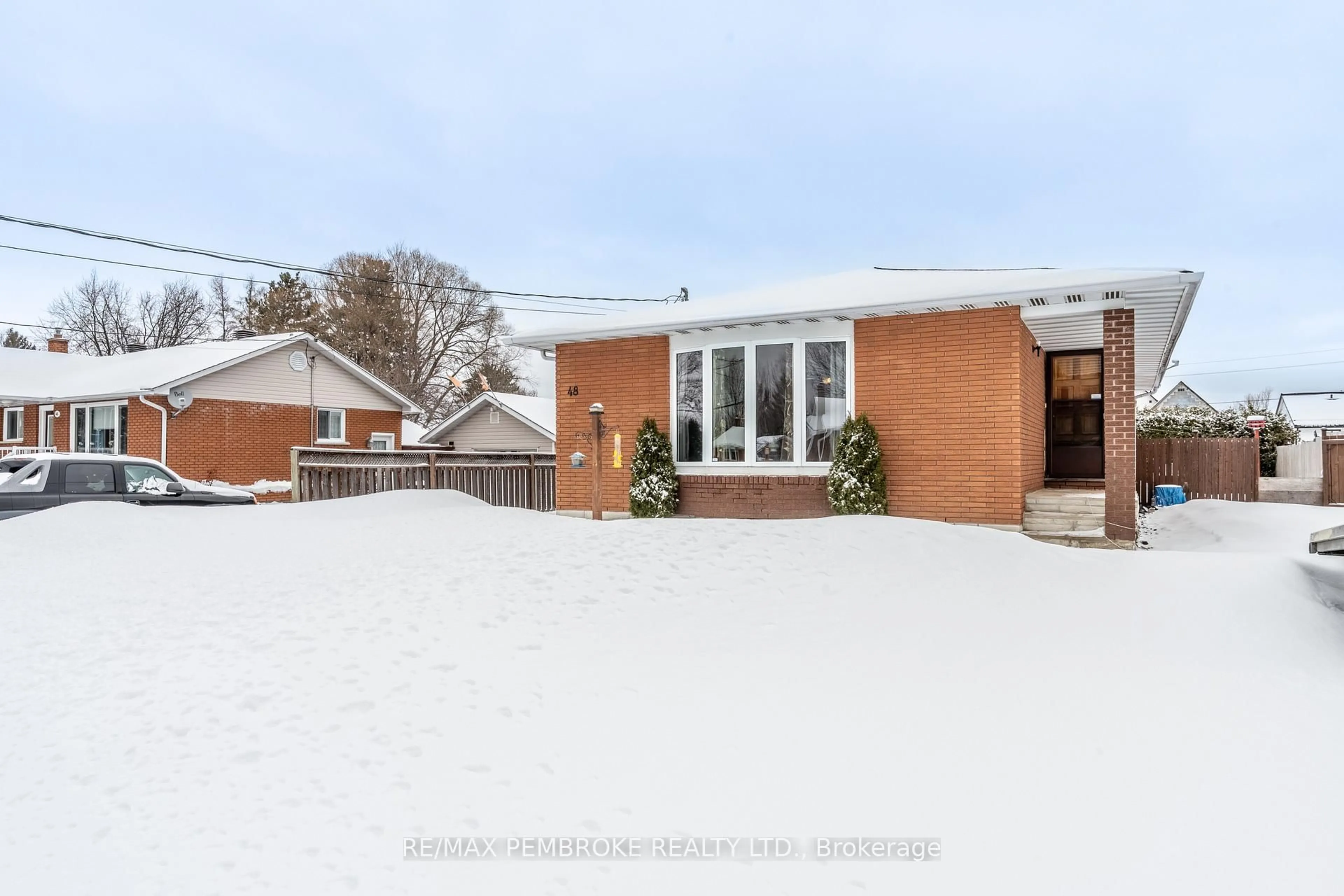 A pic from outside/outdoor area/front of a property/back of a property/a pic from drone, street for 48 Selkirk St, Petawawa Ontario K8H 1P2