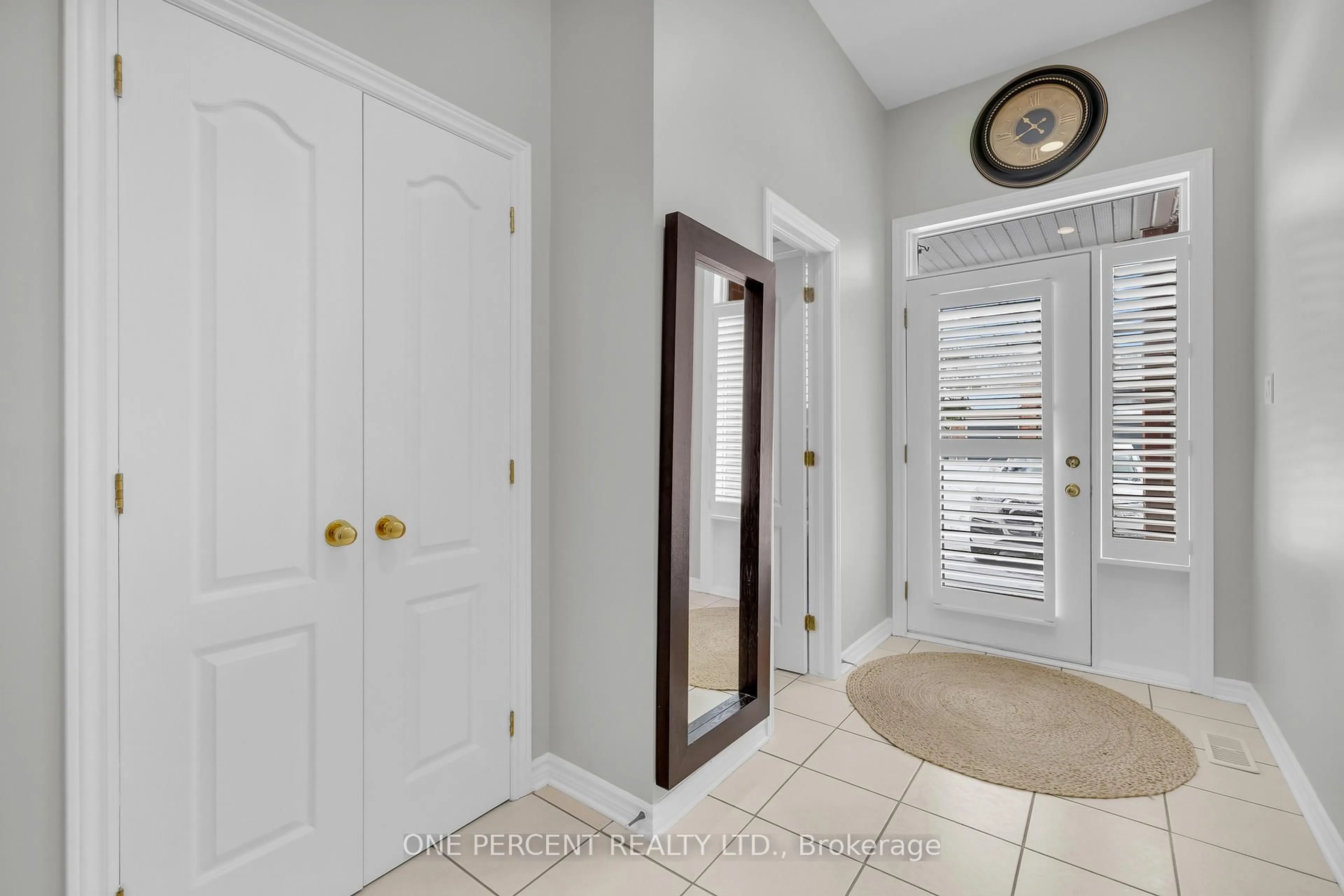Indoor entryway for 411 Cache Bay Cres, Ottawa Ontario K1T 4H3