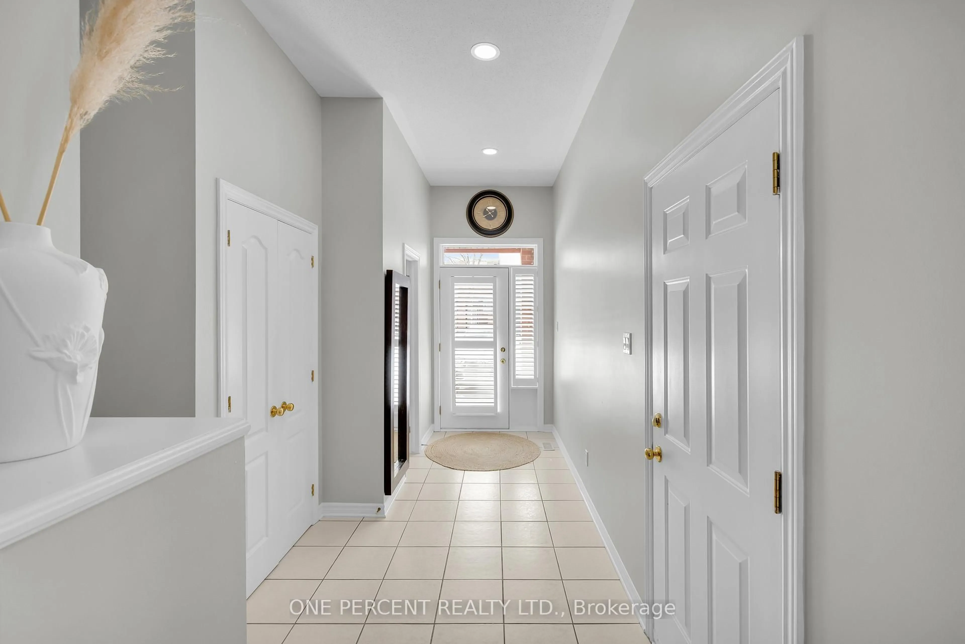 Indoor entryway for 411 Cache Bay Cres, Ottawa Ontario K1T 4H3