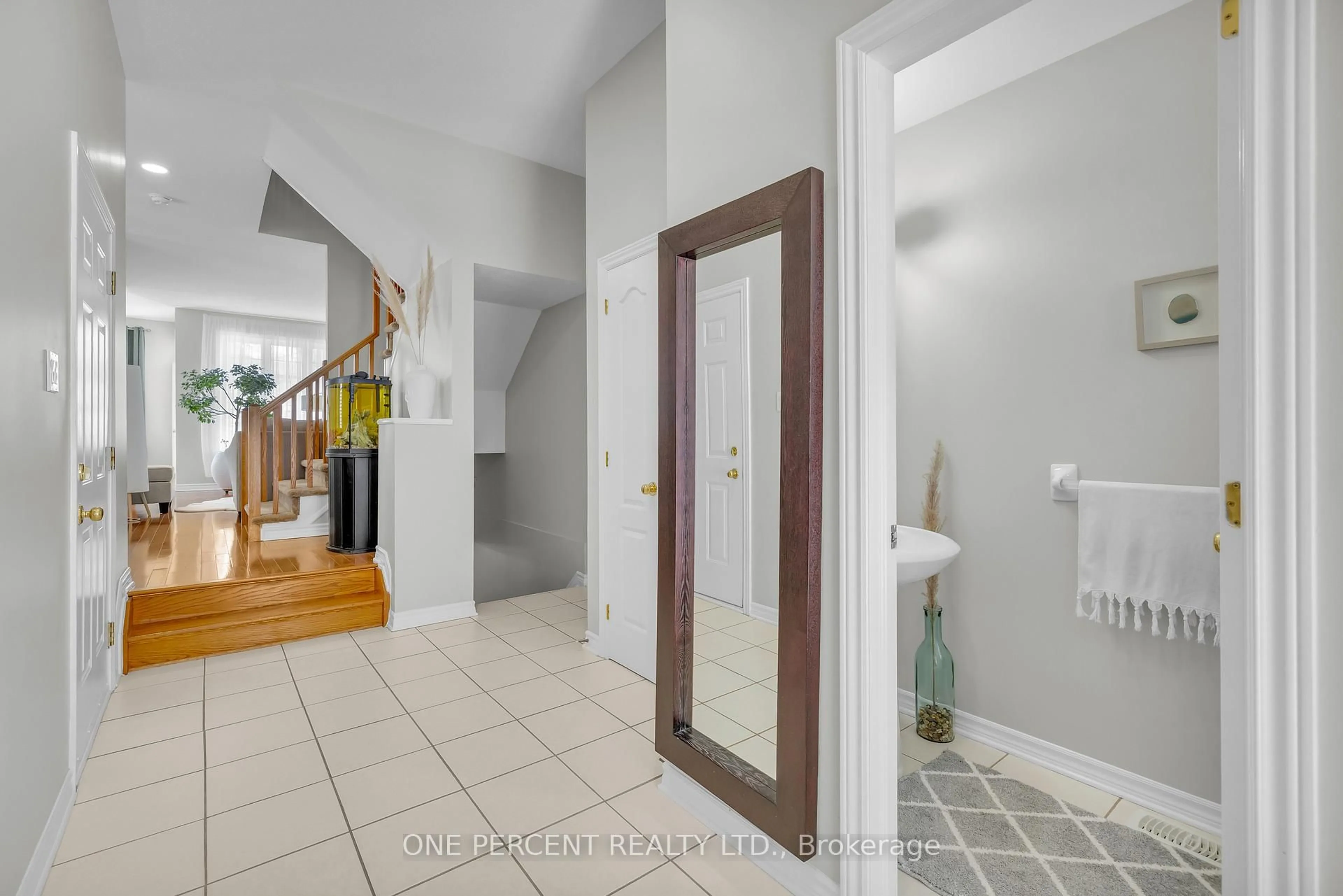 Indoor entryway for 411 Cache Bay Cres, Ottawa Ontario K1T 4H3