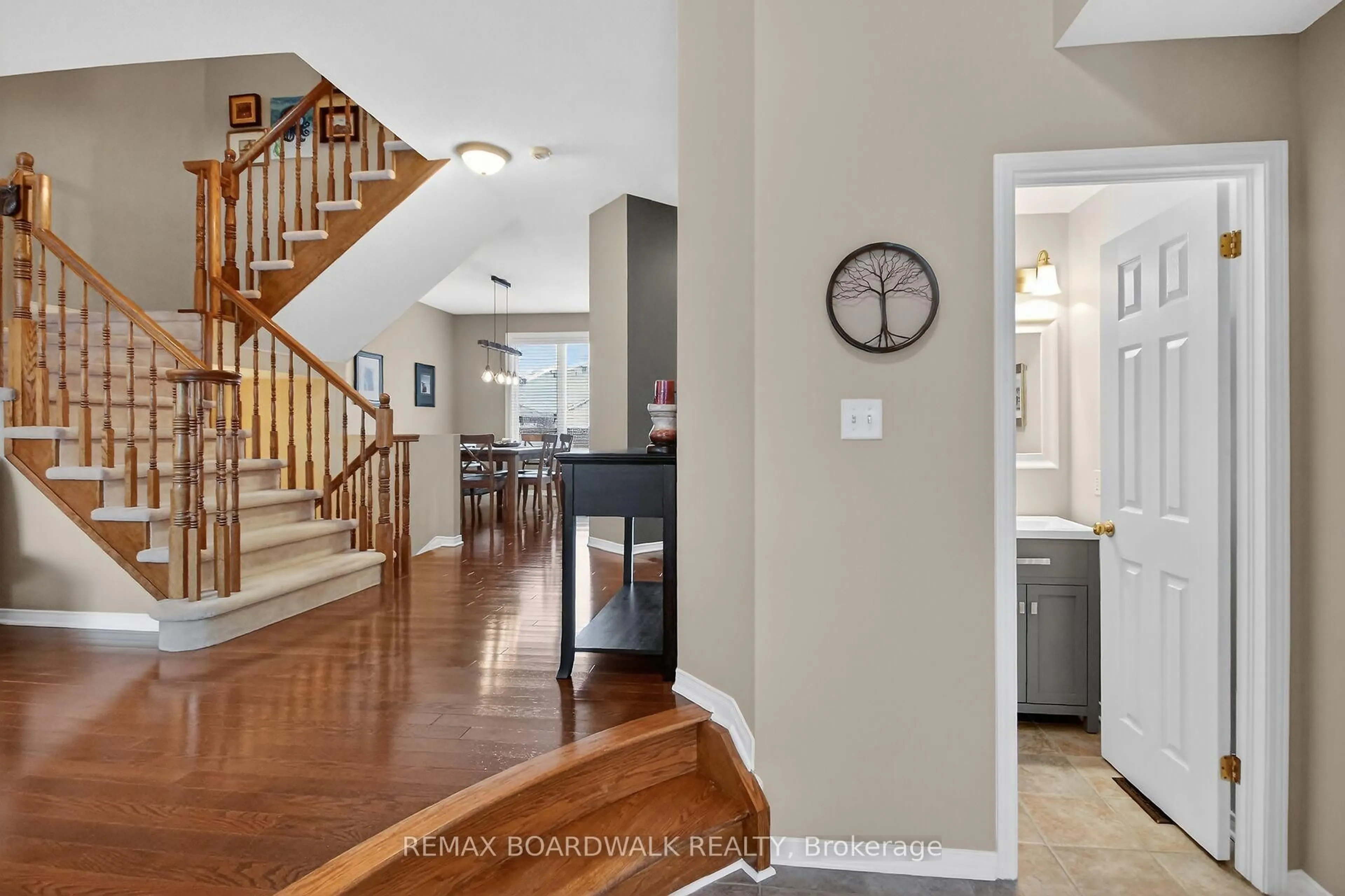 Indoor entryway for 309 Chestermere Cres, Ottawa Ontario K2G 7A8