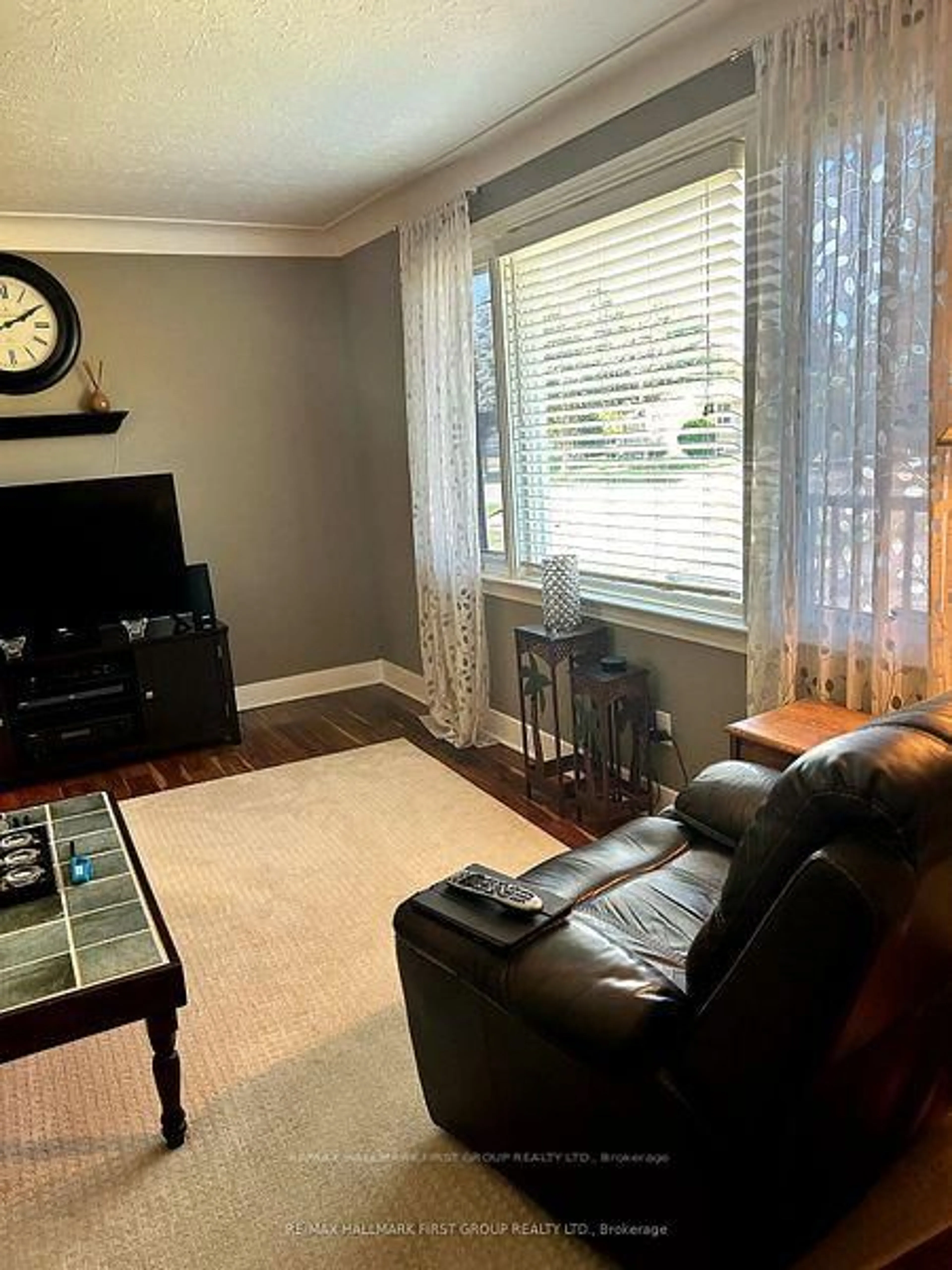 Living room with furniture, wood/laminate floor for 62 Dorothy St, St. Catharines Ontario L2N 4A6