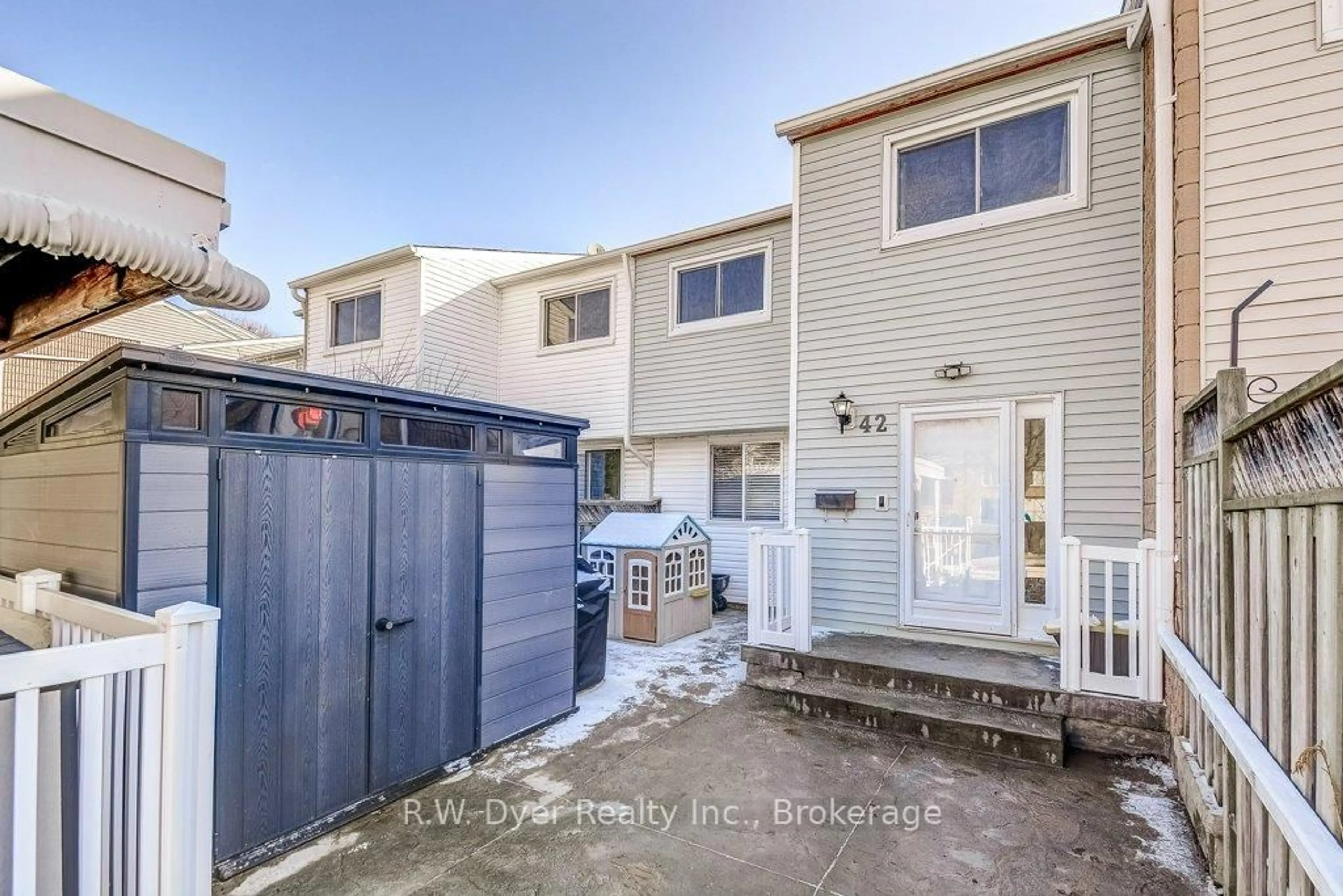 A pic from outside/outdoor area/front of a property/back of a property/a pic from drone, street for 42 Frobisher Crt, Cambridge Ontario N1R 6Z5