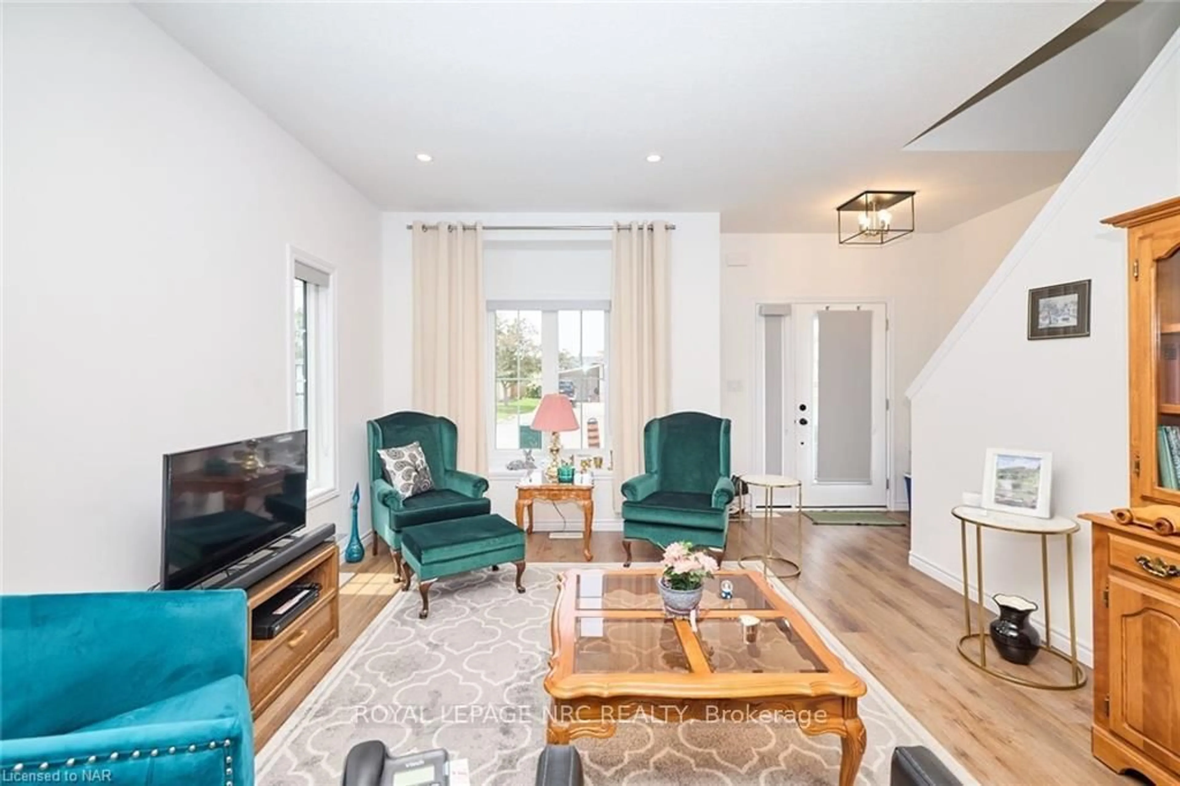 Living room with furniture, unknown for 8 King St, Fort Erie Ontario L2A 0C6