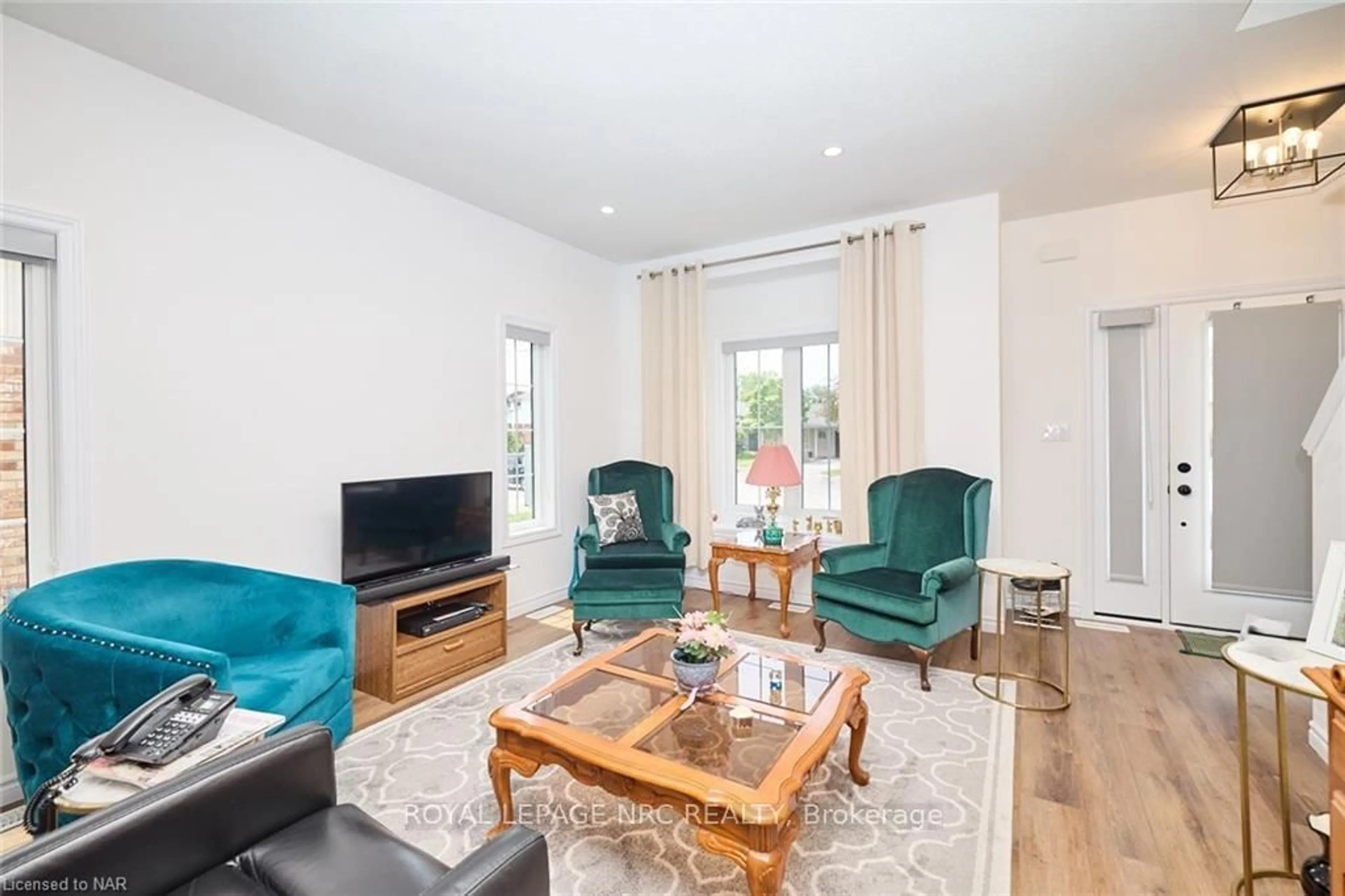 Living room with furniture, wood/laminate floor for 8 King St, Fort Erie Ontario L2A 0C6