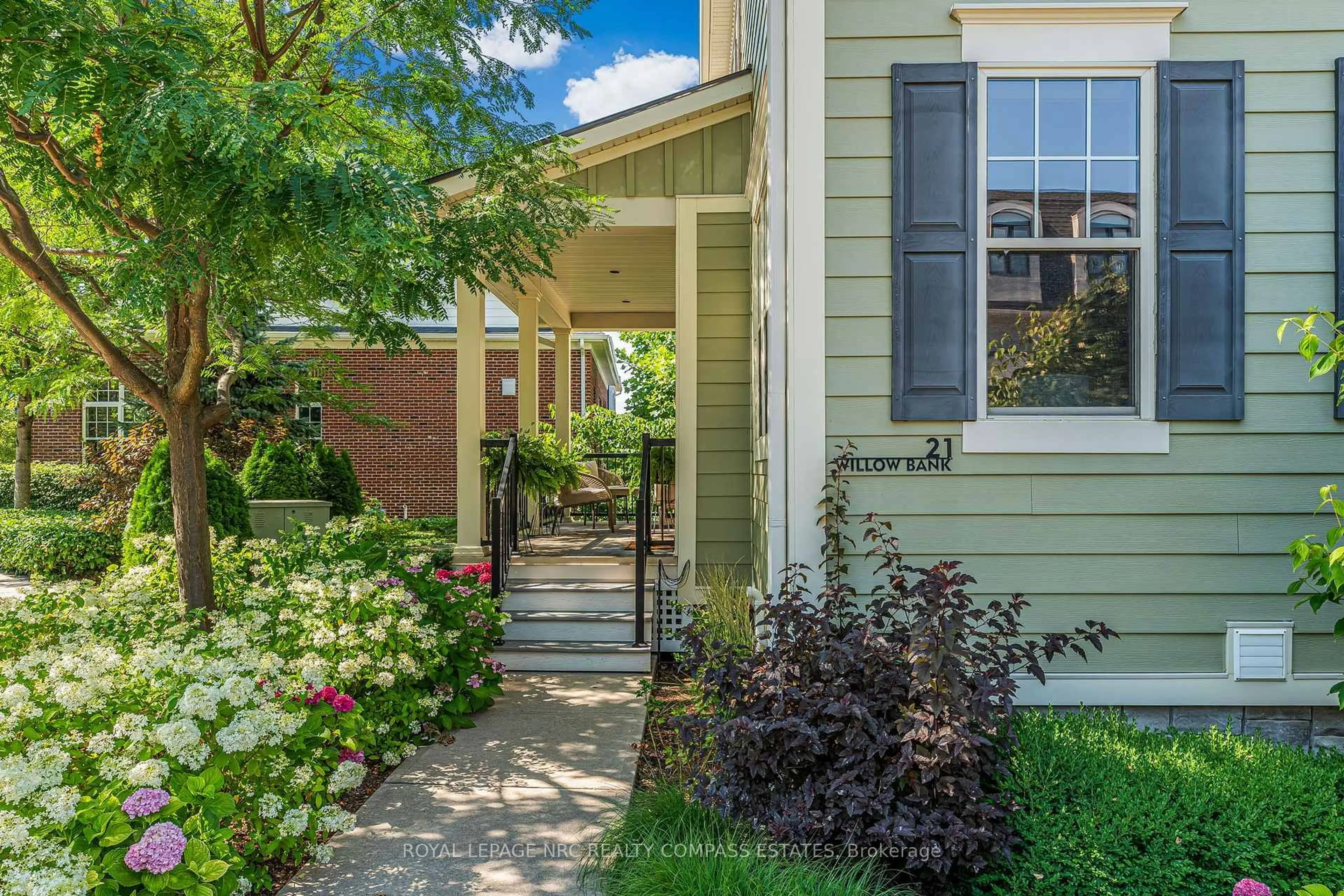 Home with vinyl exterior material, street for 21 Willow Bank Common, St. Catharines Ontario L2S 4C8