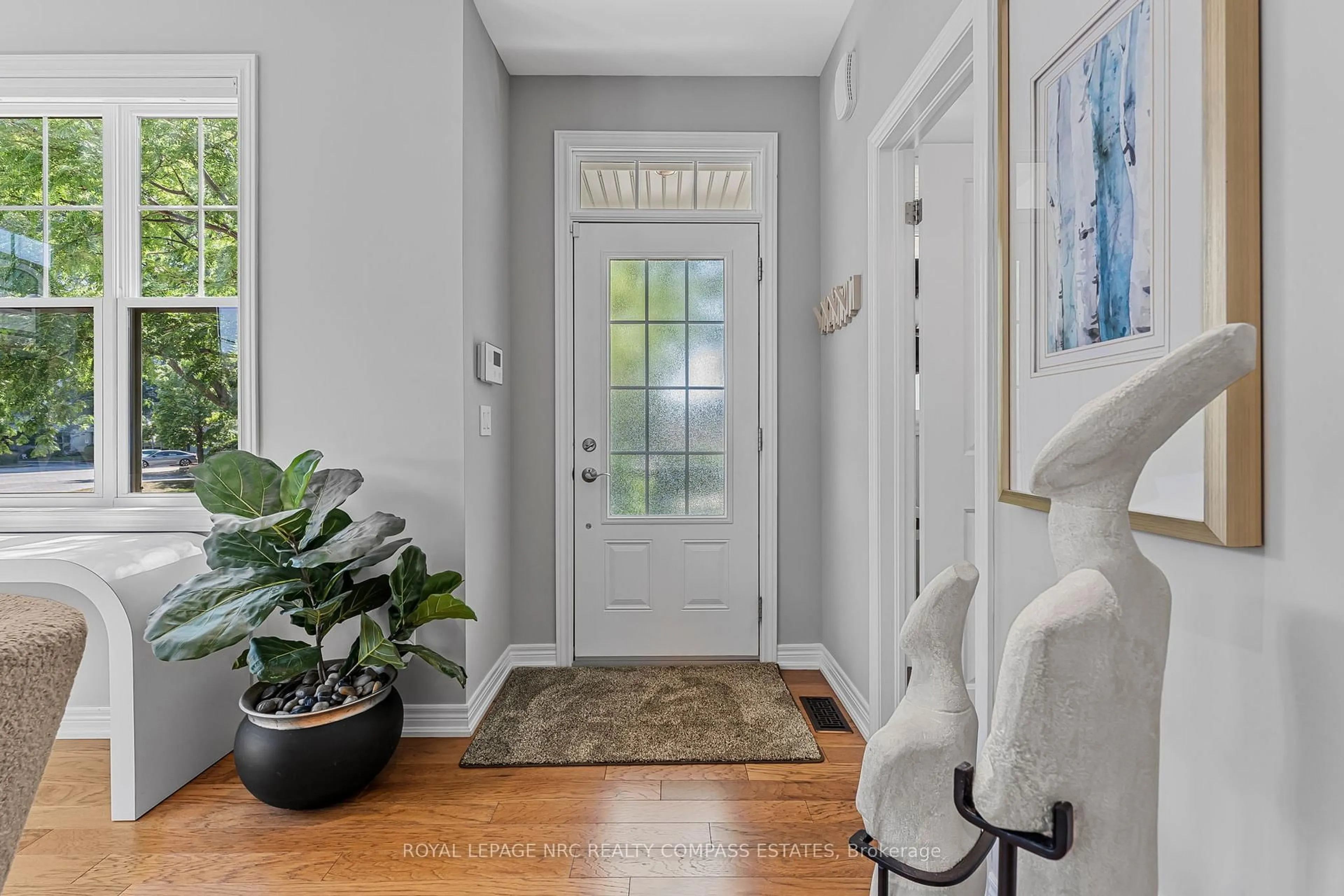 Indoor entryway for 21 Willow Bank Common, St. Catharines Ontario L2S 4C8