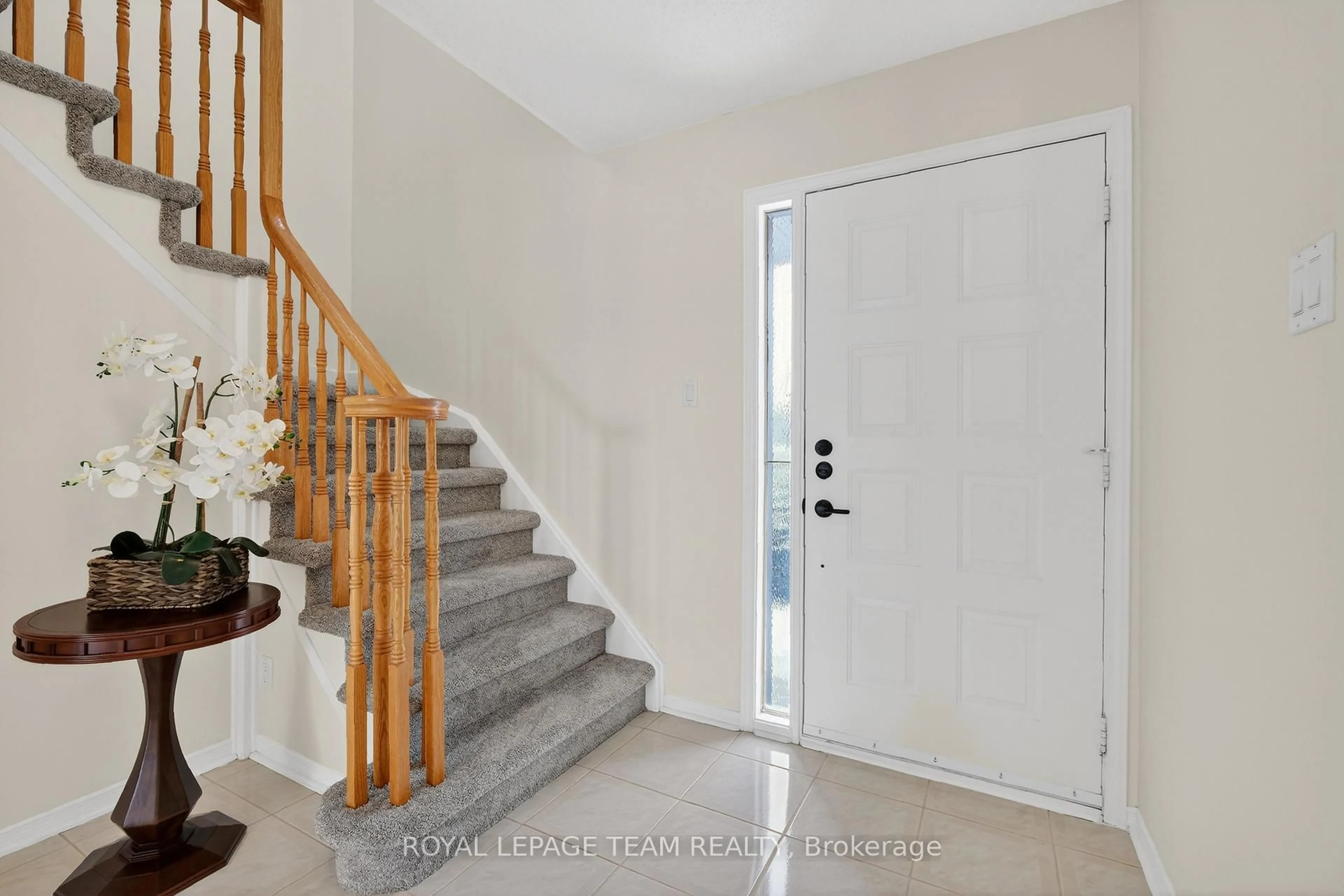 Indoor entryway for 318 Liard St, Ottawa Ontario K2S 1J8