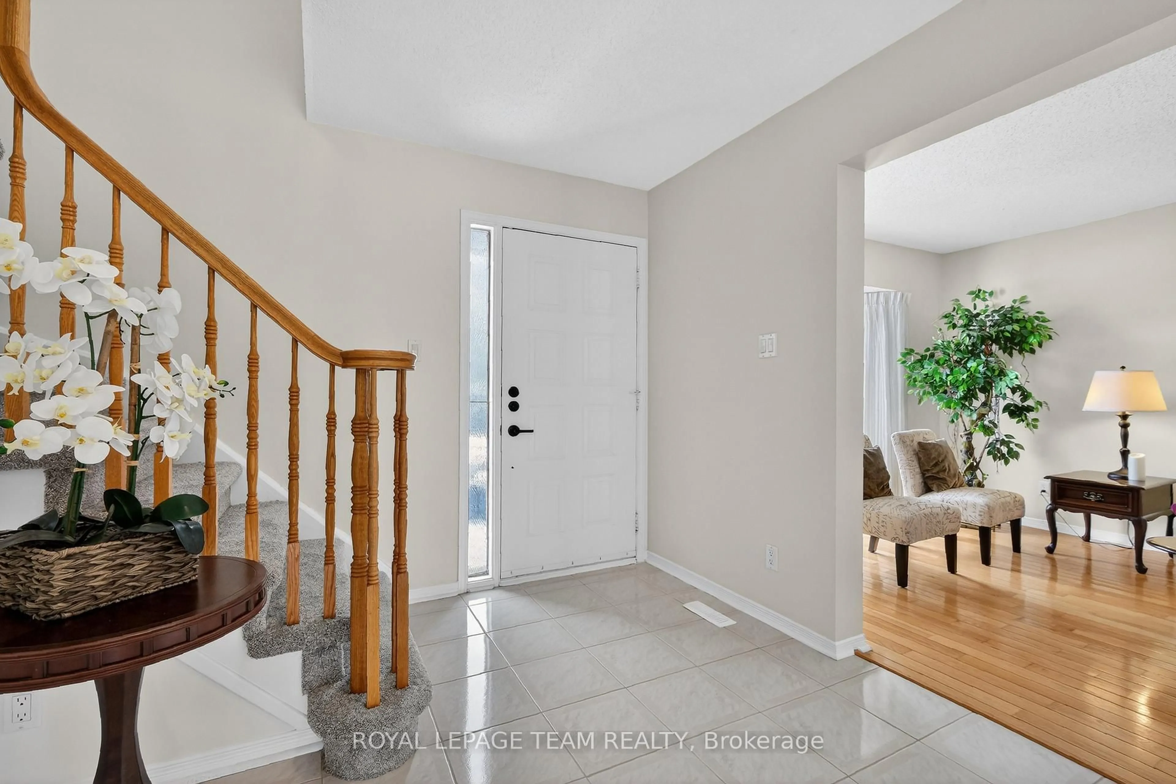 Indoor entryway for 318 Liard St, Ottawa Ontario K2S 1J8