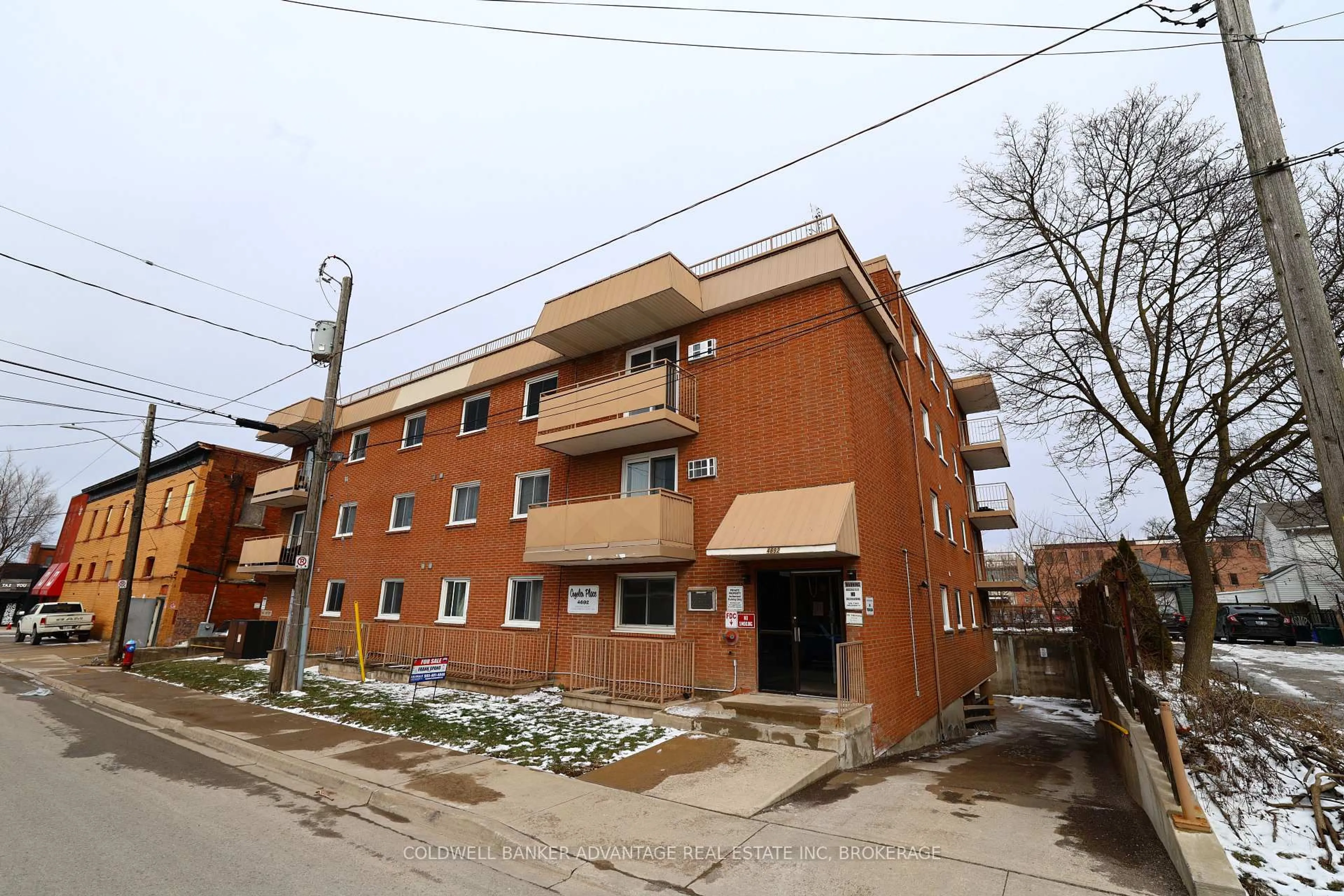Patio, building for 4692 CRYSLER Ave #102, Niagara Falls Ontario L2E 3V8