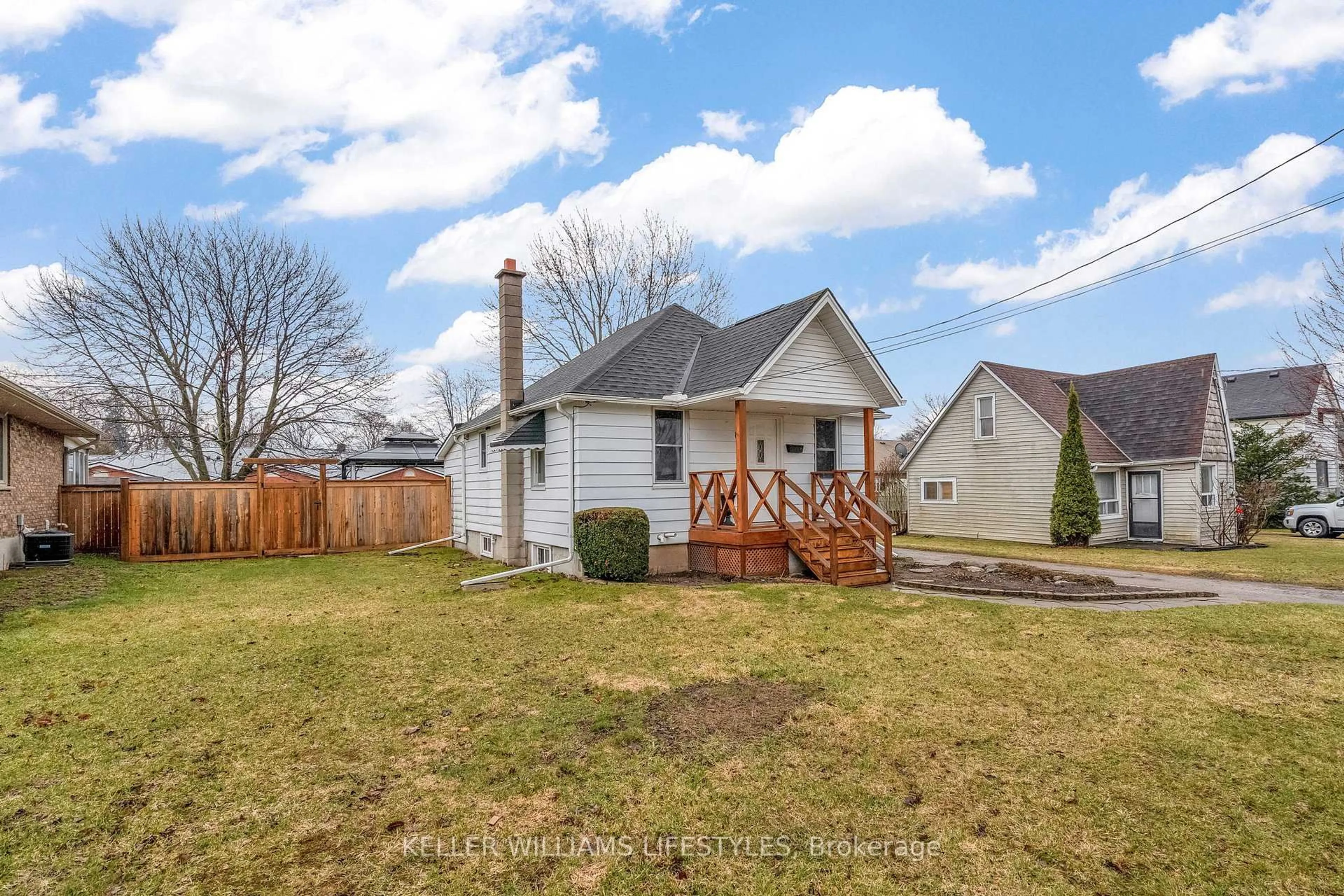 A pic from outside/outdoor area/front of a property/back of a property/a pic from drone, street for 15 CAVERLY Rd, Aylmer Ontario N5H 2P5