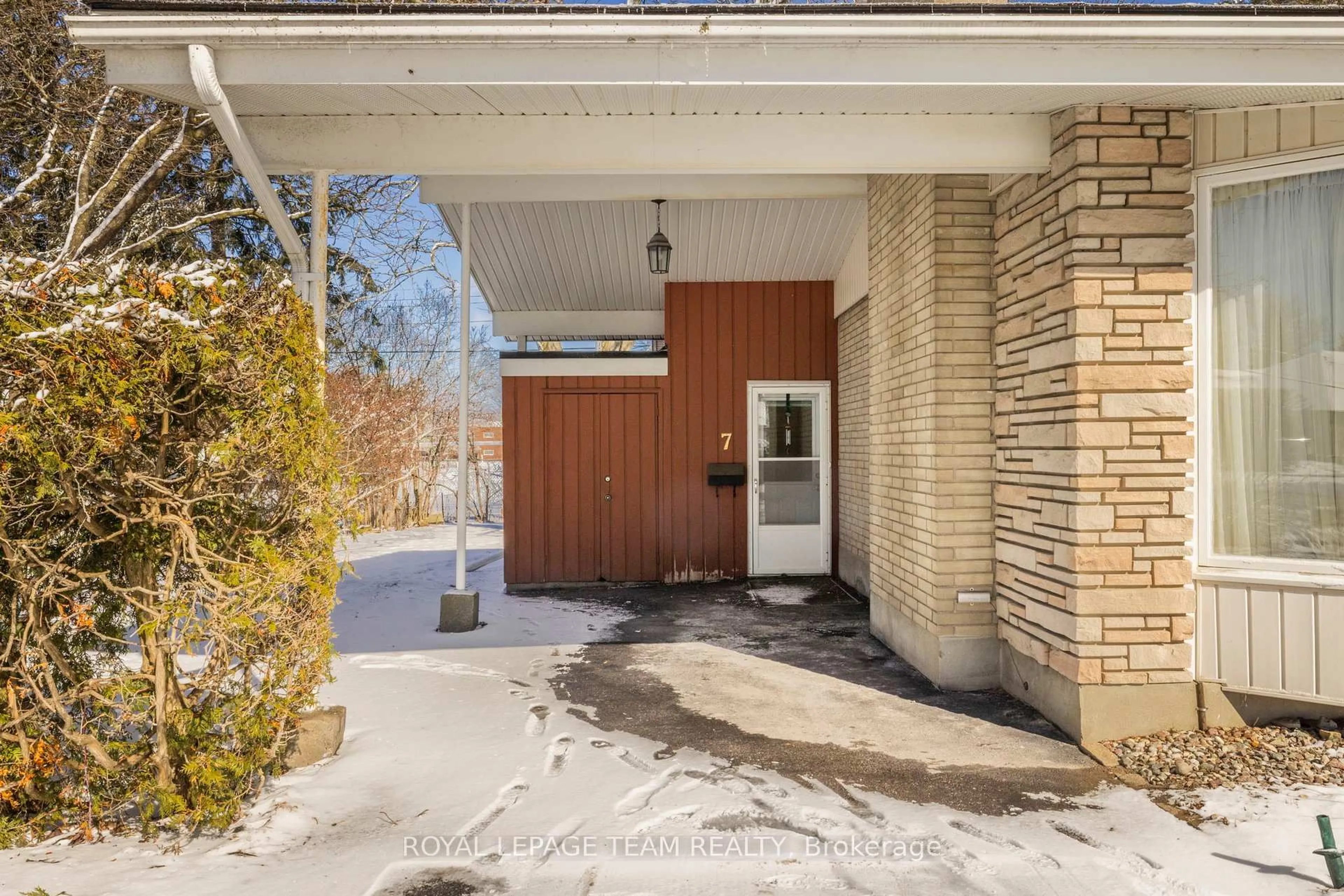 Indoor entryway for 7 Kimberley Rd, Nepean Ontario K2H 6C1
