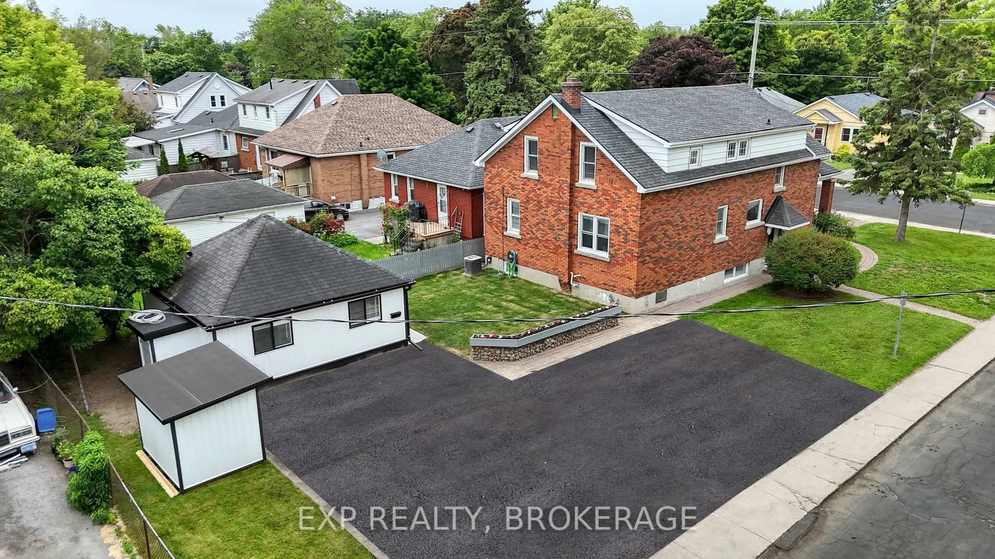 A pic from outside/outdoor area/front of a property/back of a property/a pic from drone, street for 493 COLLEGE St, Kingston Ontario K7L 4M8