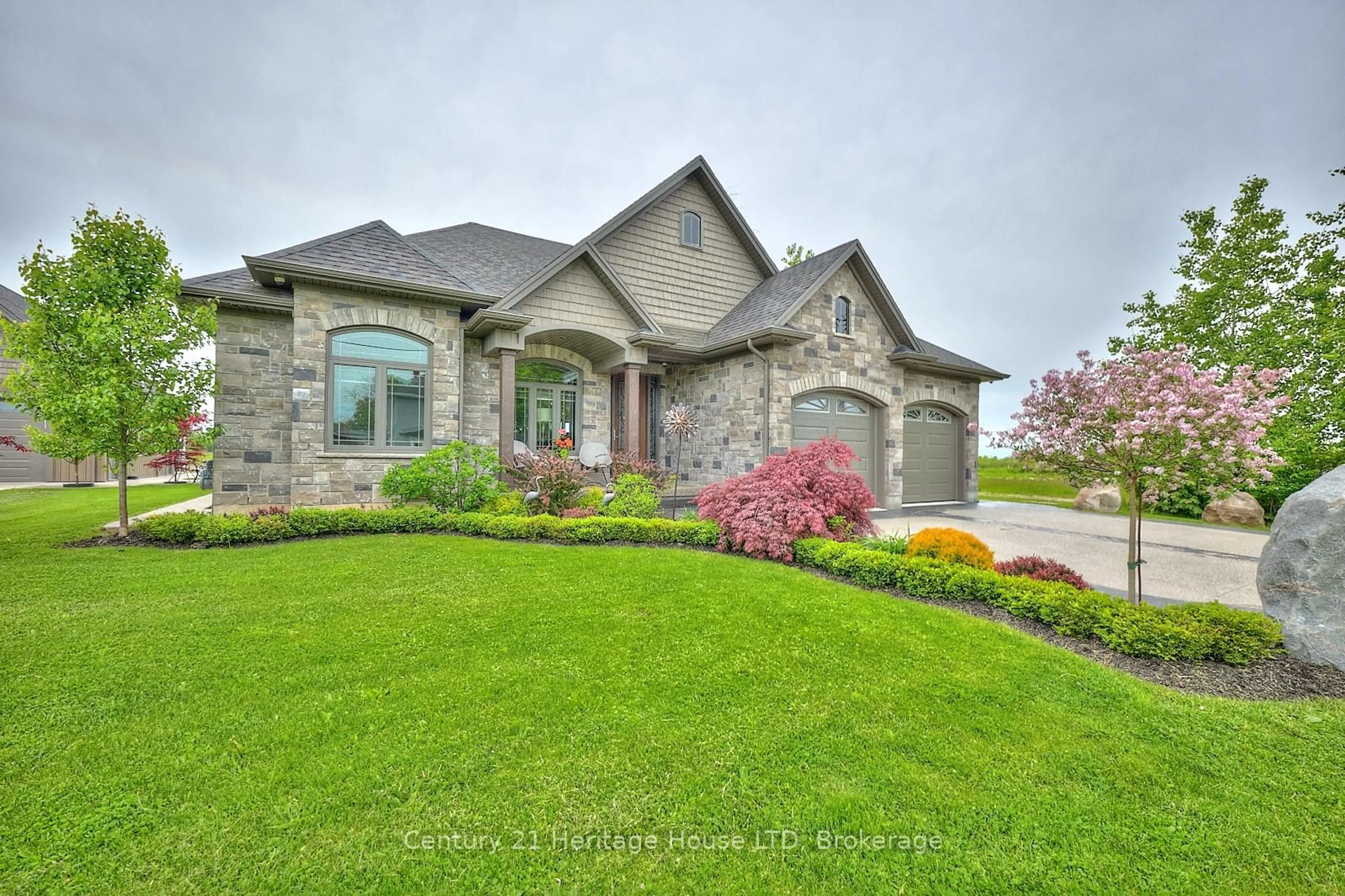 Home with brick exterior material, street for 17 Biggar Rd, Thorold Ontario L0S 1K0