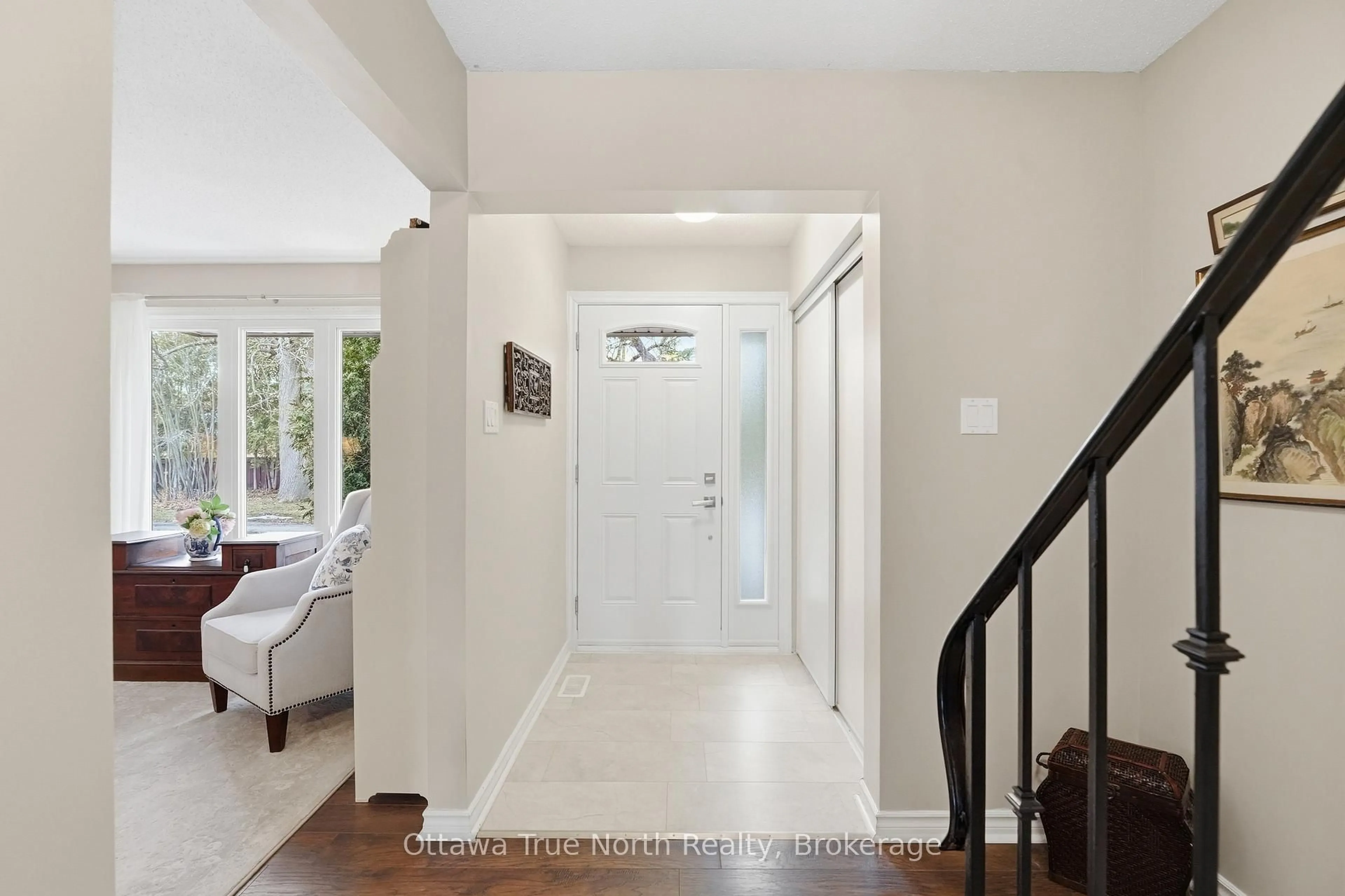 Indoor entryway for 21 Midland Cres #73, Ottawa Ontario K2H 8P6