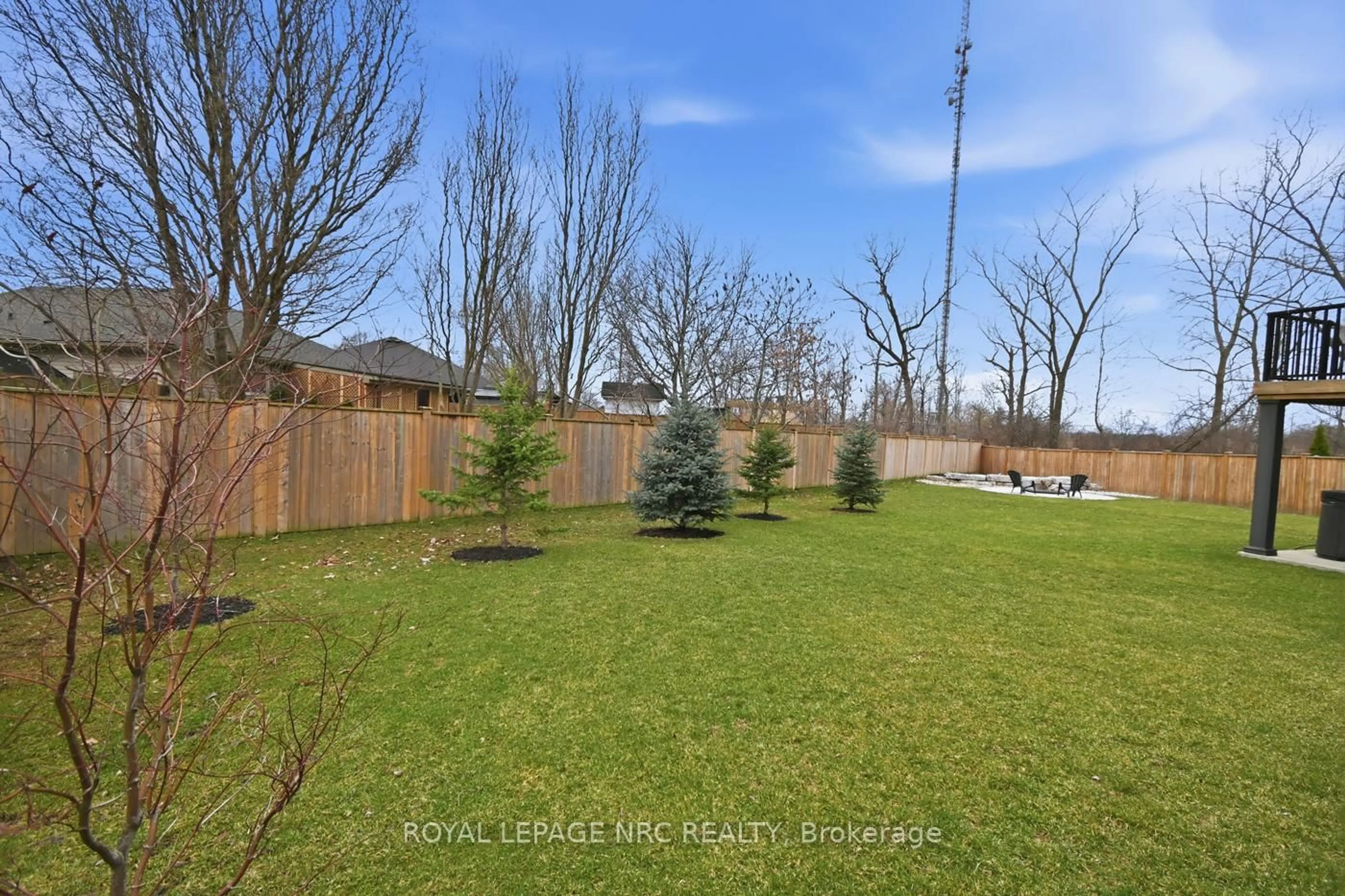 A pic from outside/outdoor area/front of a property/back of a property/a pic from drone, forest/trees view for 29 Hopkins St, Thorold Ontario L2V 0E9