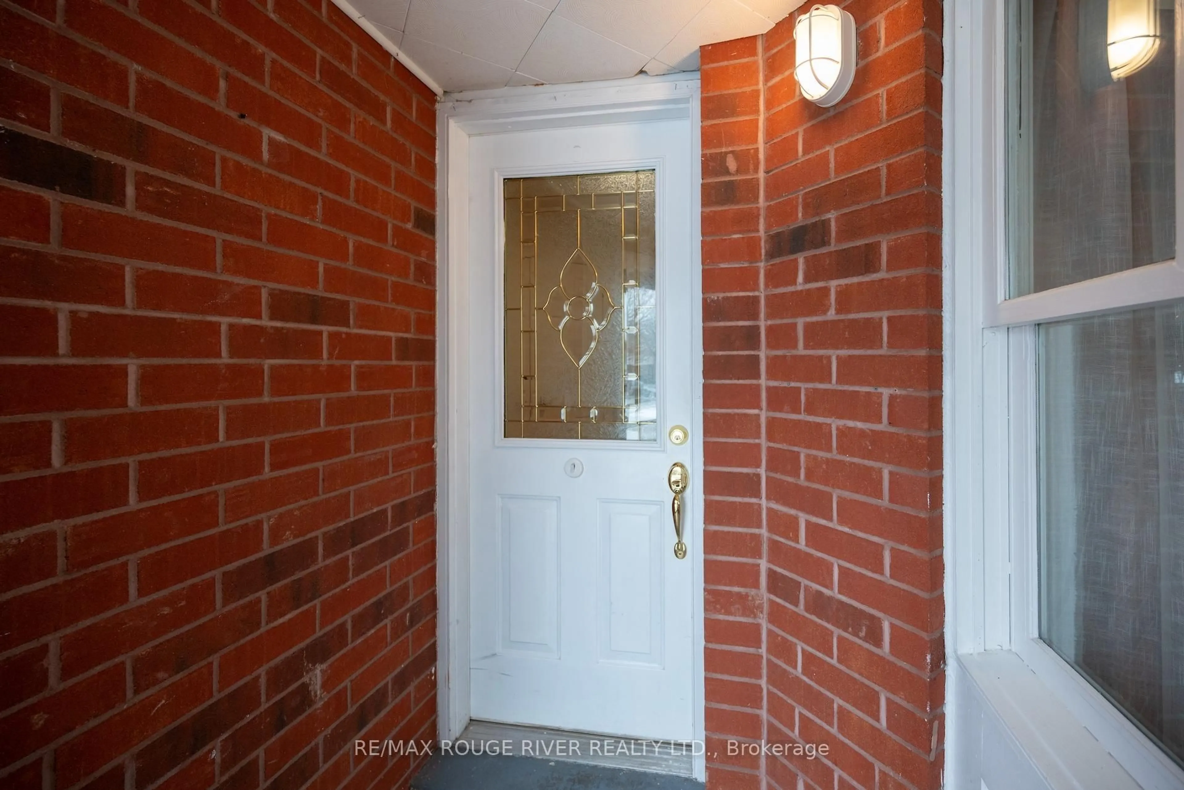 Indoor foyer for 47 Sanders Dr, Port Hope Ontario L1A 4E5