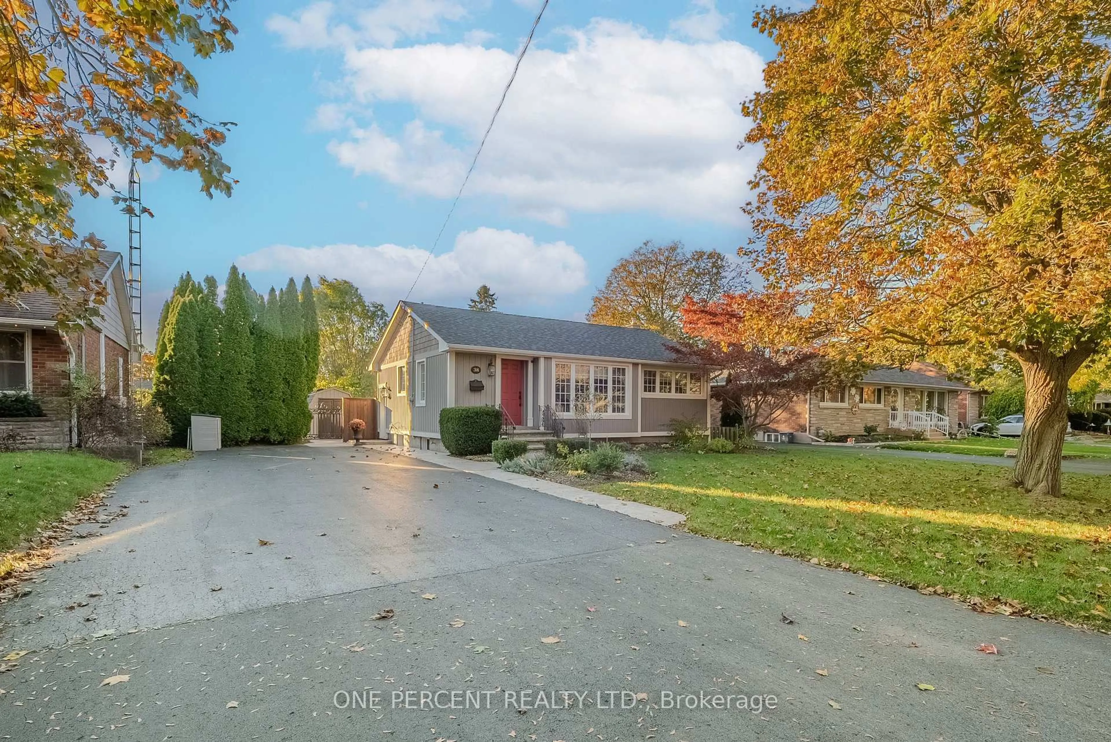 A pic from outside/outdoor area/front of a property/back of a property/a pic from drone, street for 38 Albany Dr, St. Catharines Ontario L2N 3T5
