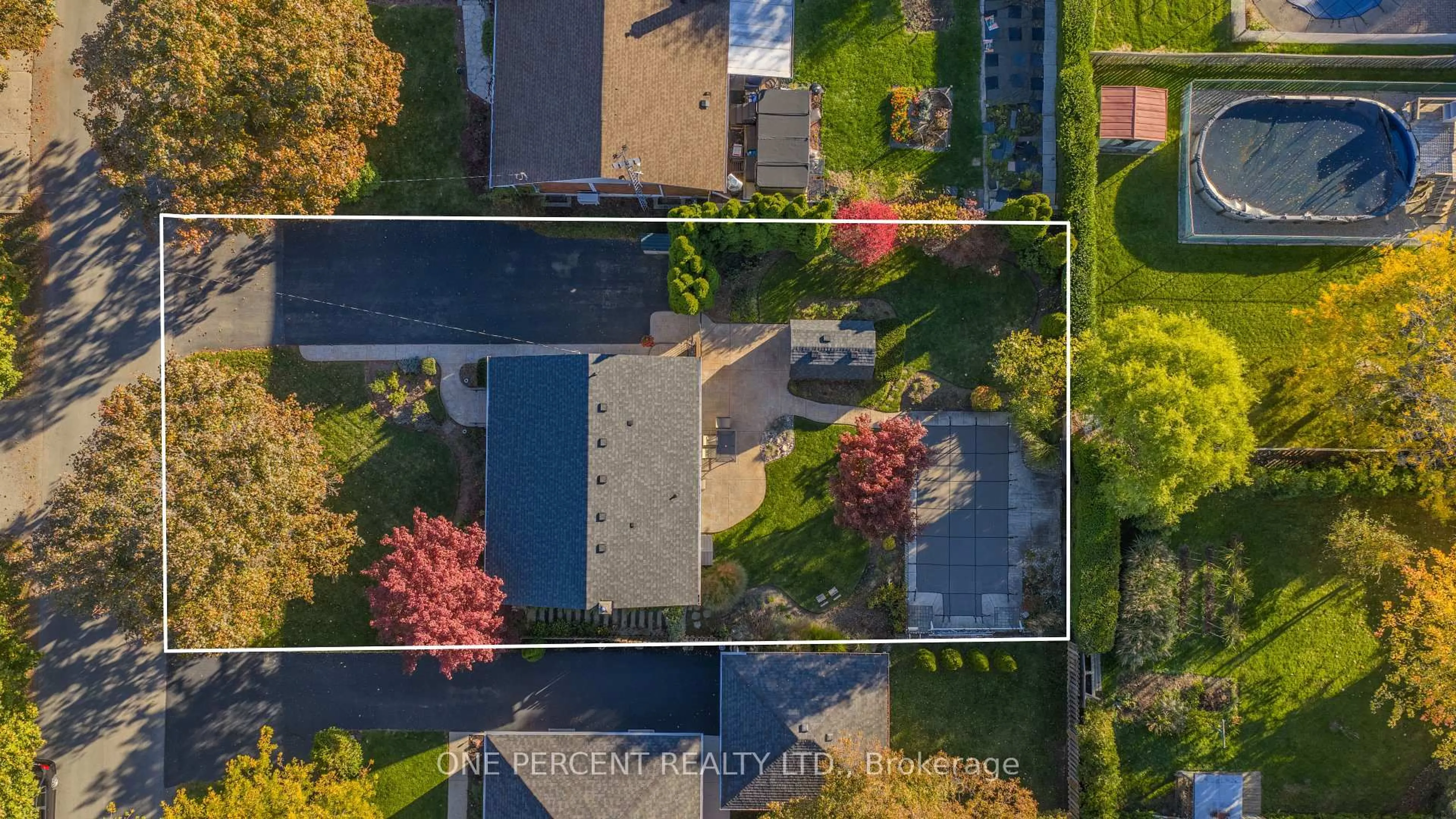 A pic from outside/outdoor area/front of a property/back of a property/a pic from drone, street for 38 Albany Dr, St. Catharines Ontario L2N 3T5