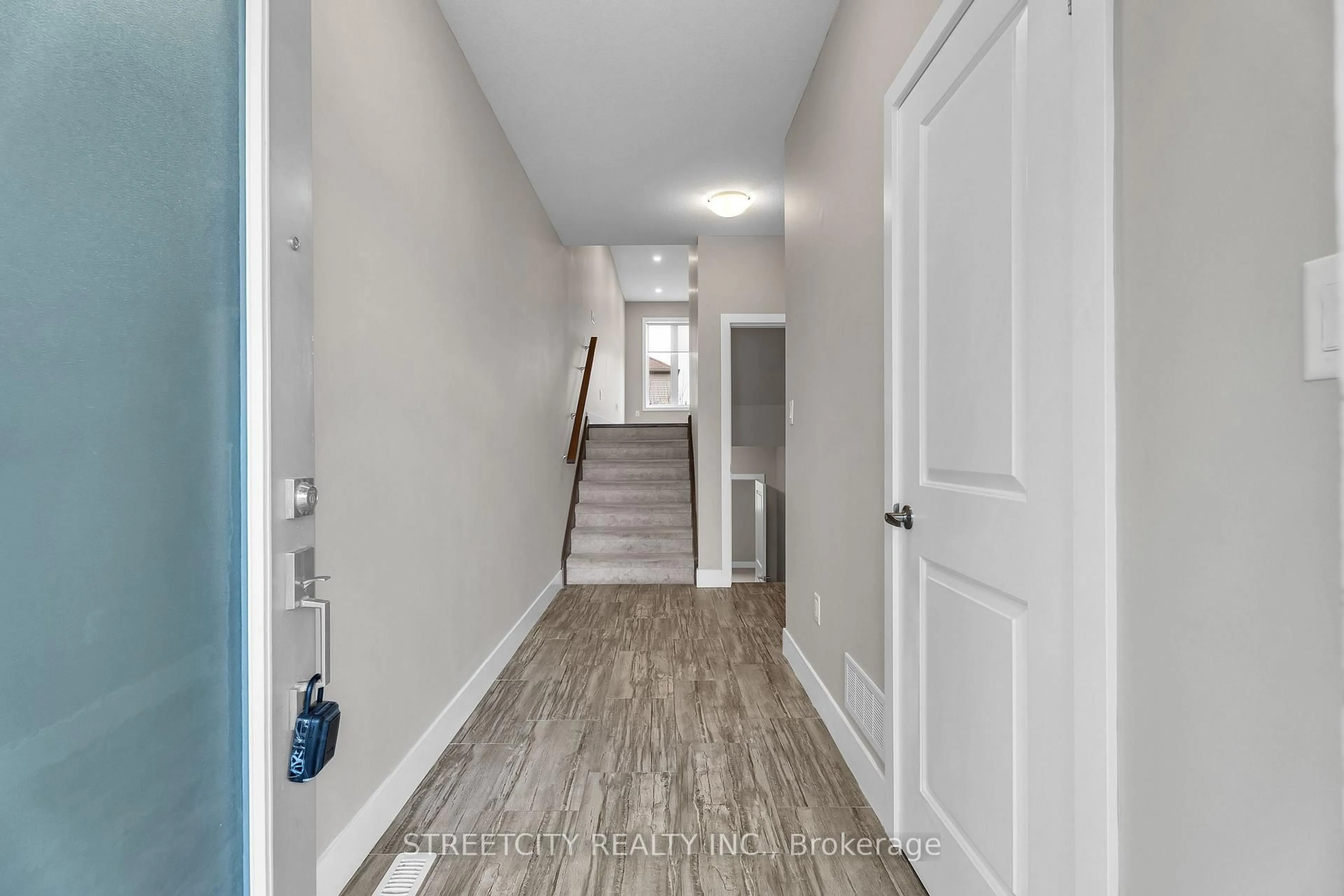 Indoor entryway for 1960 DALMAGARRY Rd #145, London North Ontario N6G 0T8