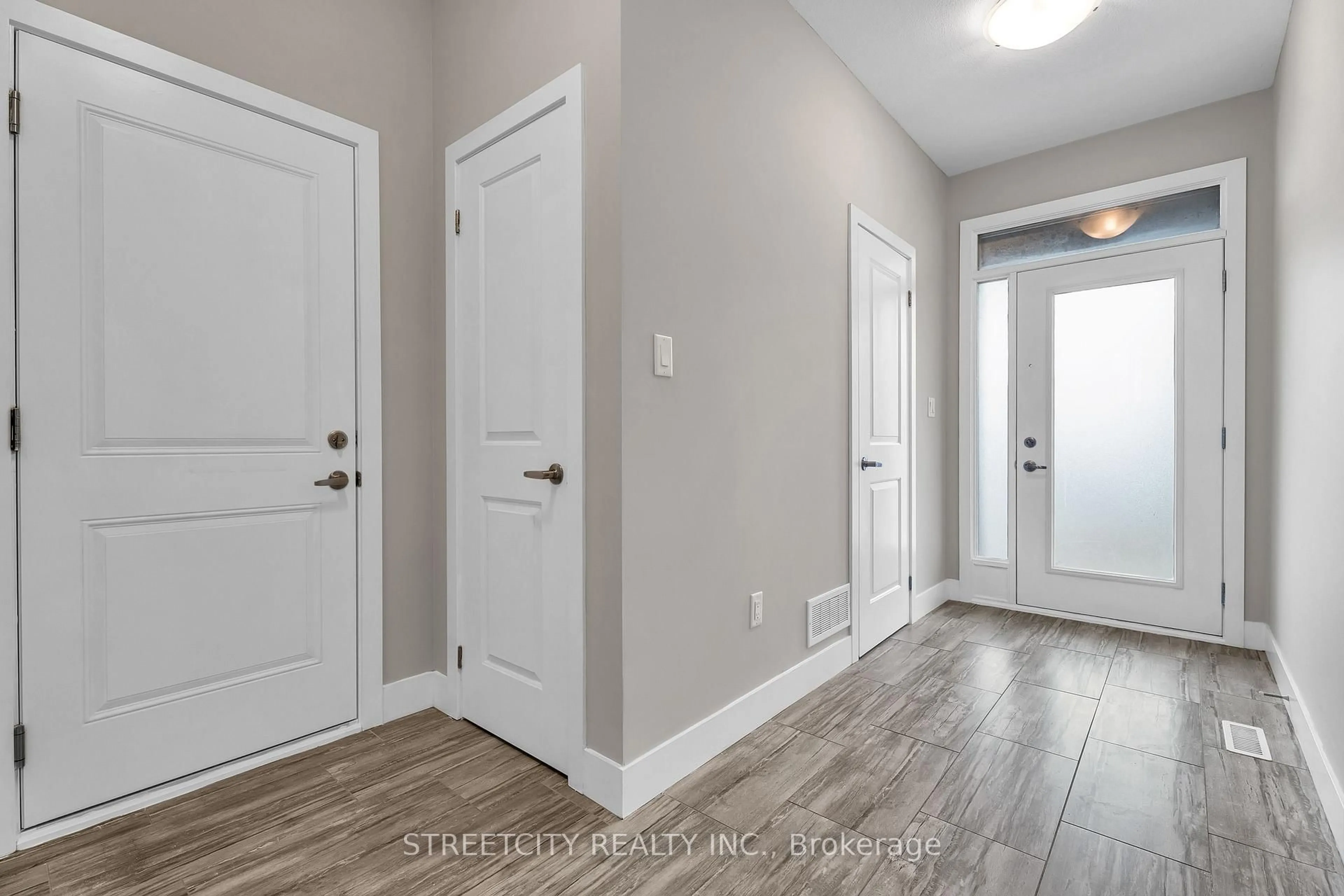 Indoor entryway for 1960 DALMAGARRY Rd #145, London North Ontario N6G 0T8