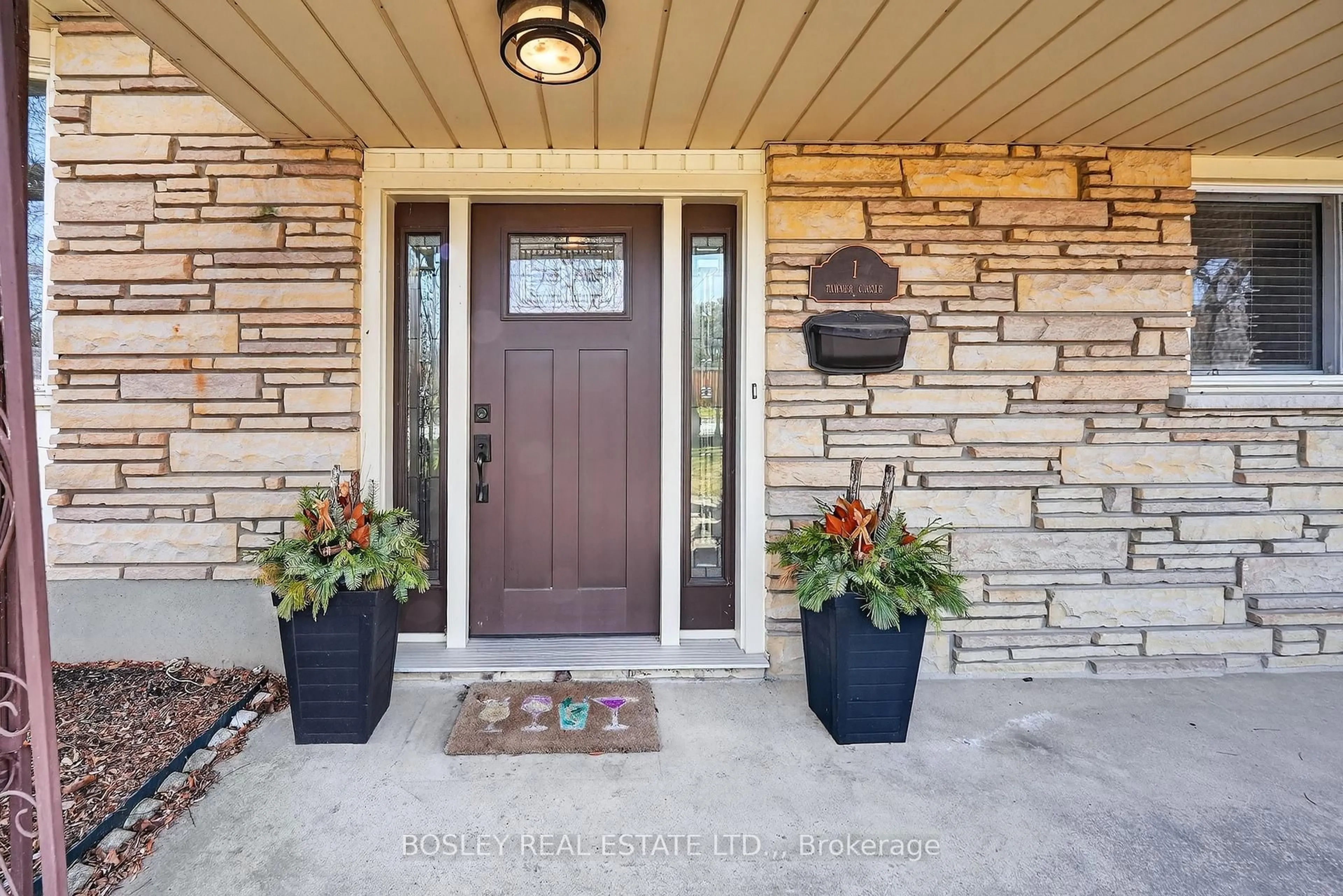 Indoor entryway for 1 Tanner Circ, St. Catharines Ontario L2N 3M8