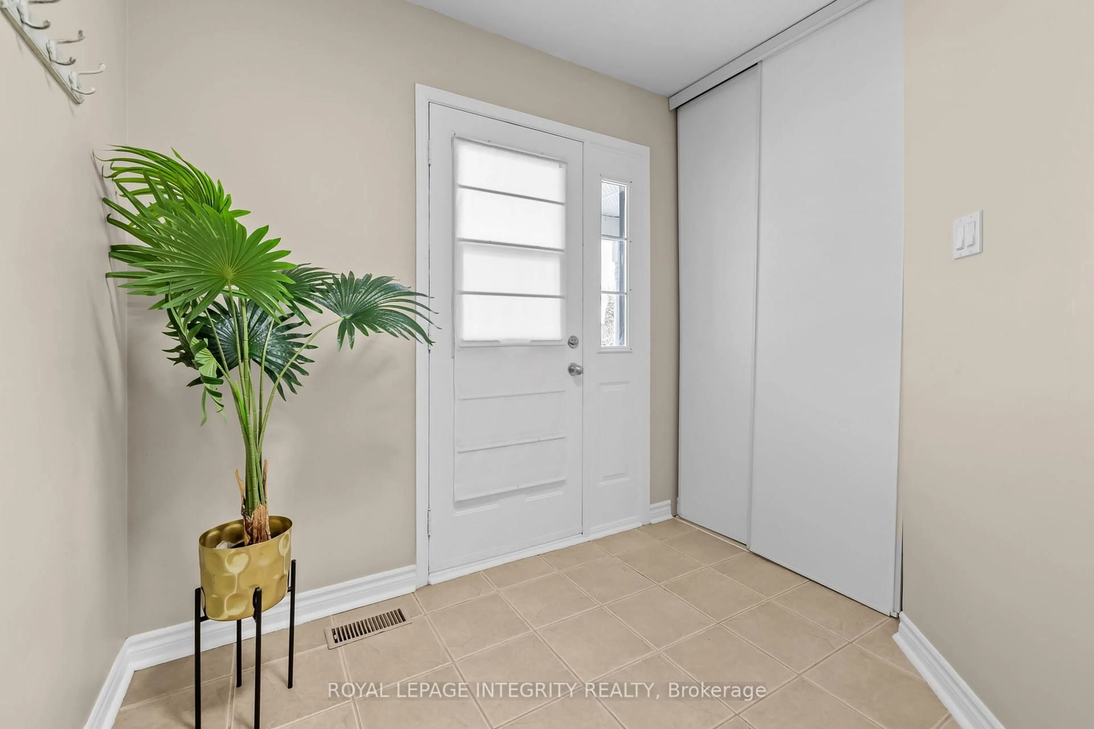 Indoor entryway for 35 Randall James Dr, Ottawa Ontario K2S 1L9