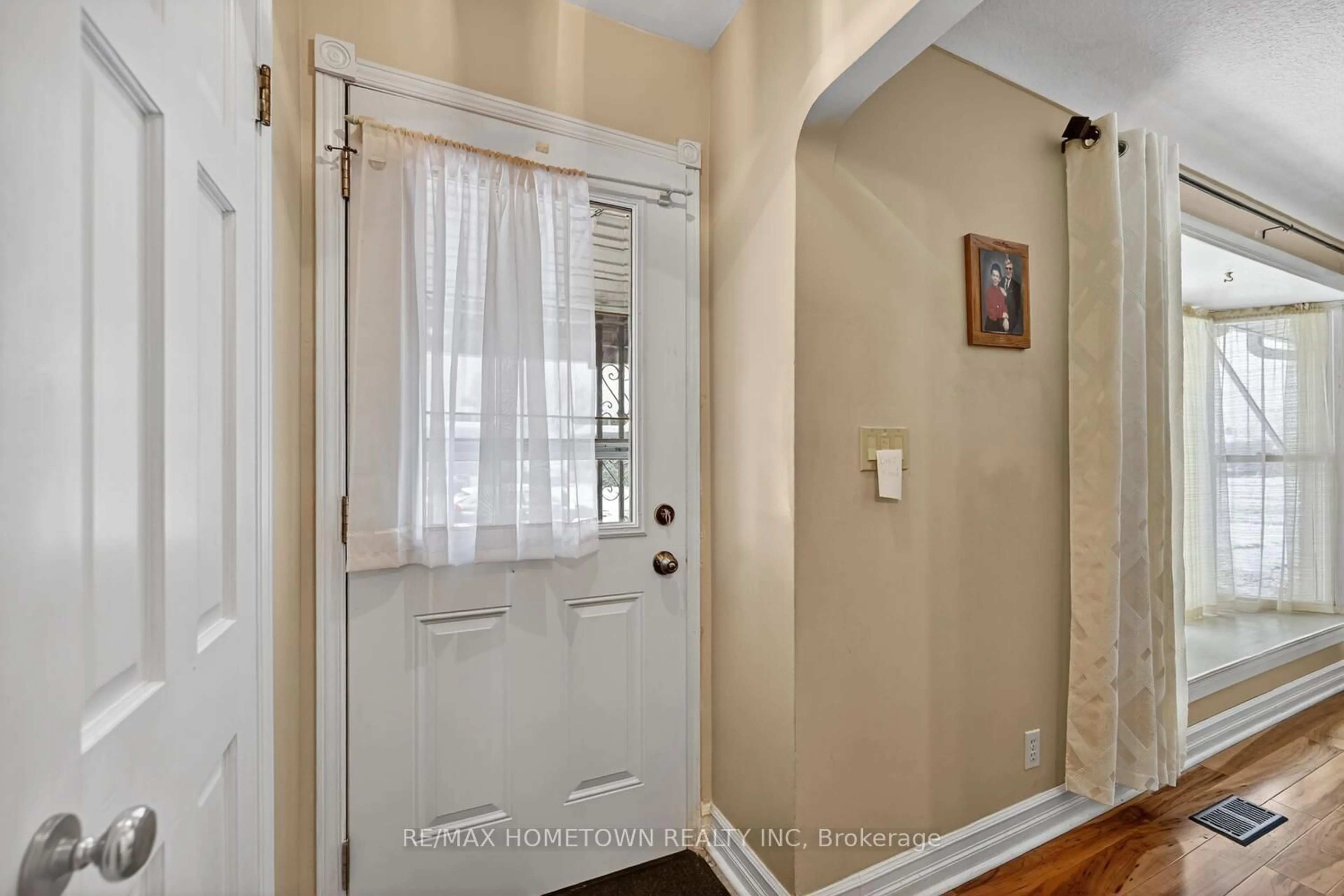 Indoor entryway for 81 Sevenoaks Ave, Brockville Ontario K6V 2V1