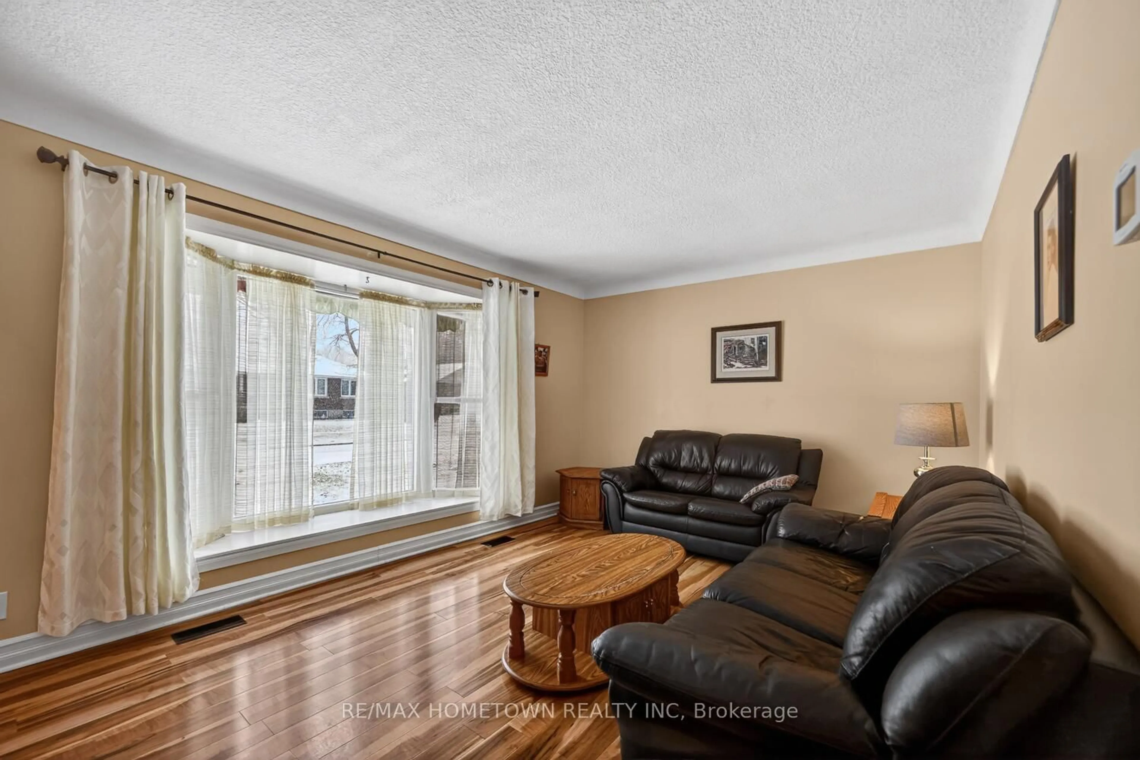 Living room with furniture, wood/laminate floor for 81 Sevenoaks Ave, Brockville Ontario K6V 2V1