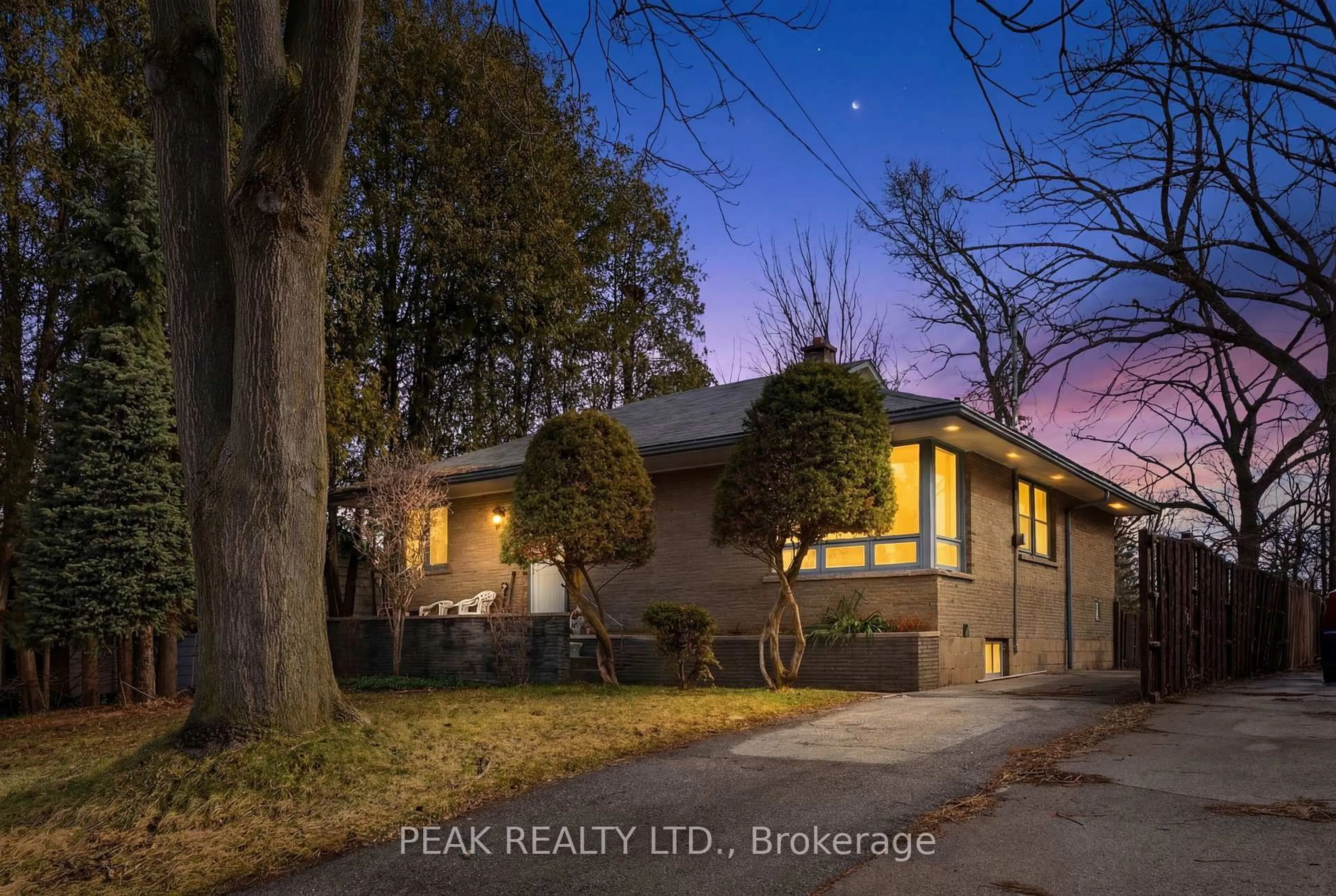 A pic from outside/outdoor area/front of a property/back of a property/a pic from drone, street for 15 Granton St, Hamilton Ontario L8S 3C1