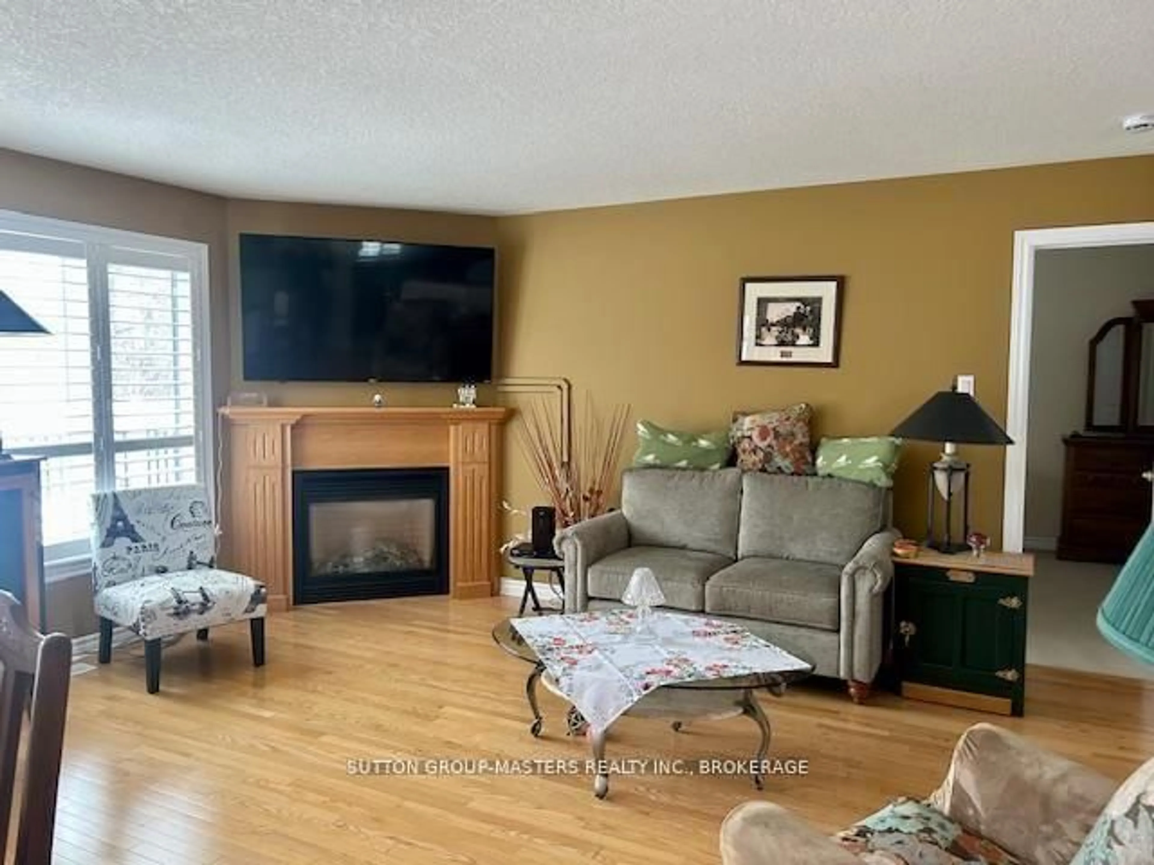 Living room with furniture, wood/laminate floor for 426 GRANDTRUNK Ave, Kingston Ontario K7M 8W8
