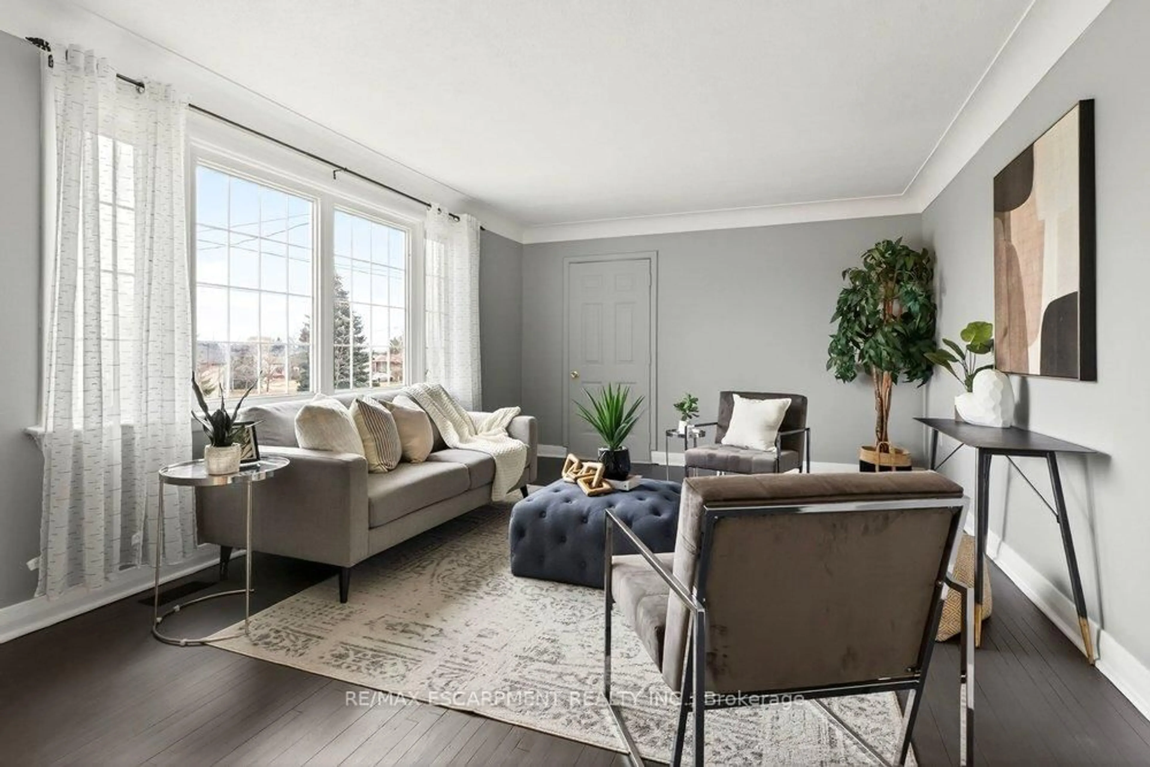 Living room with furniture, unknown for 76 MARGARET Ave, Hamilton Ontario L8G 3G5