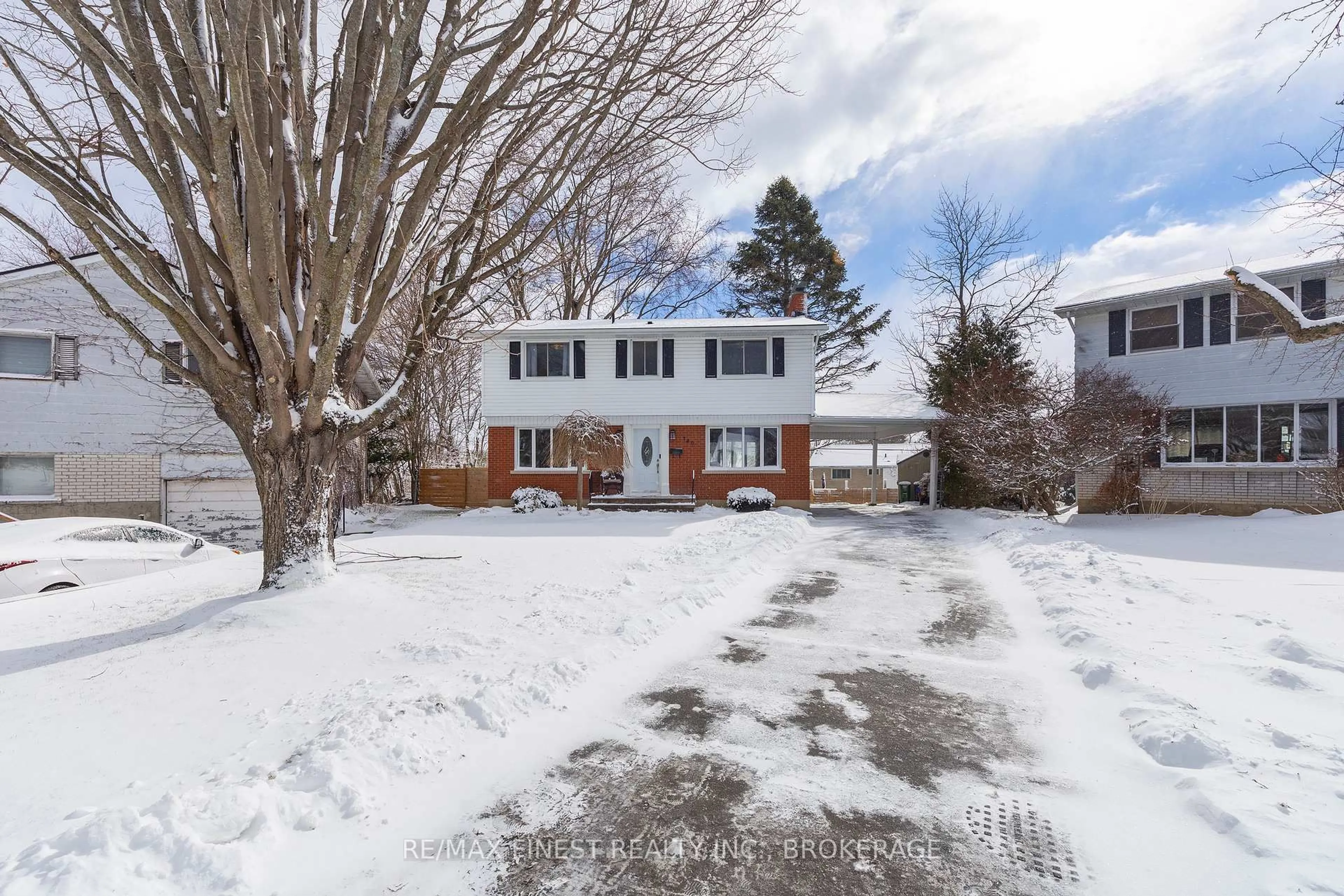 A pic from outside/outdoor area/front of a property/back of a property/a pic from drone, street for 140 Falkirk Terr, Kingston Ontario K7M 4C2