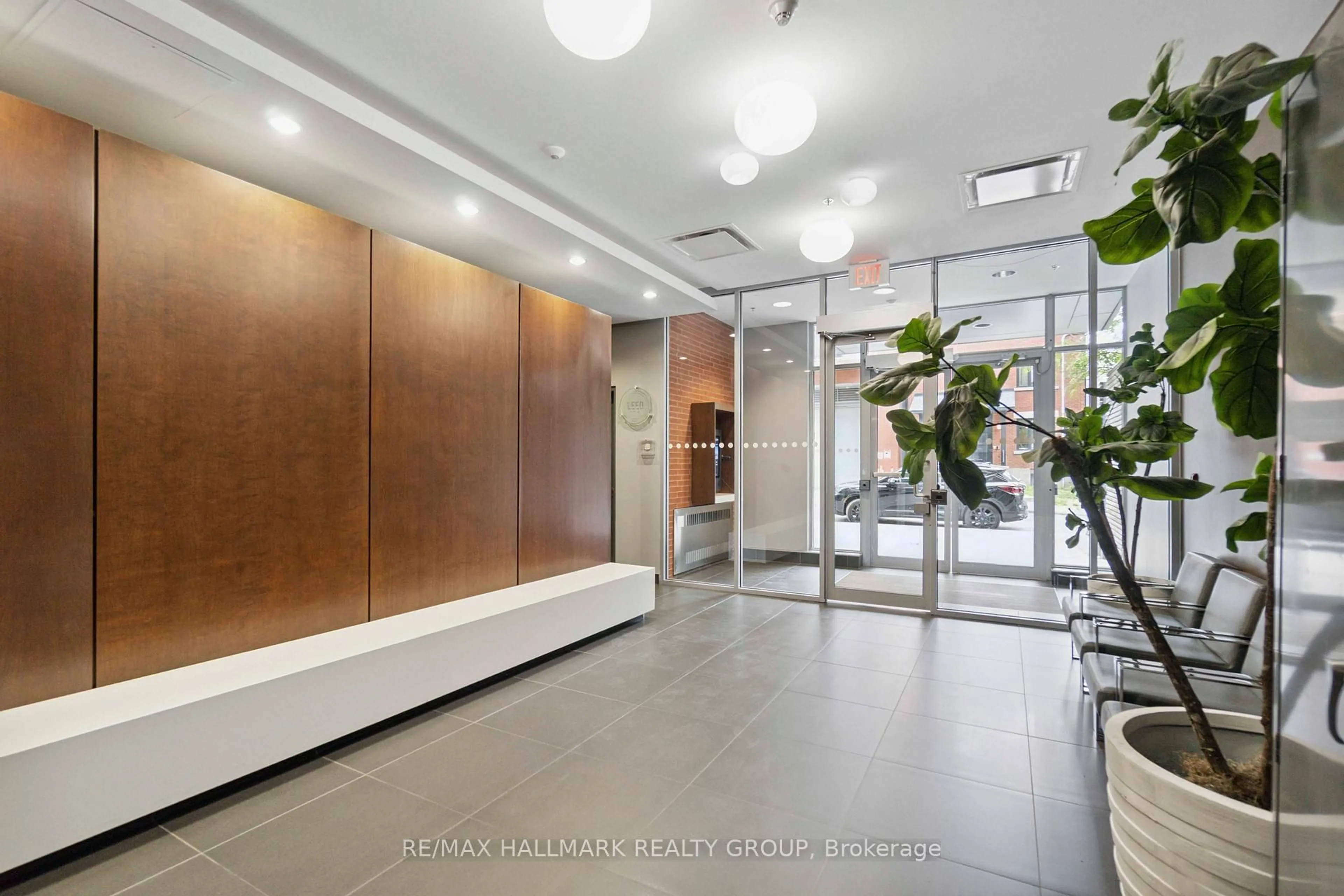 Indoor foyer for 340 McLeod St #750, Ottawa Ontario K2P 1A4