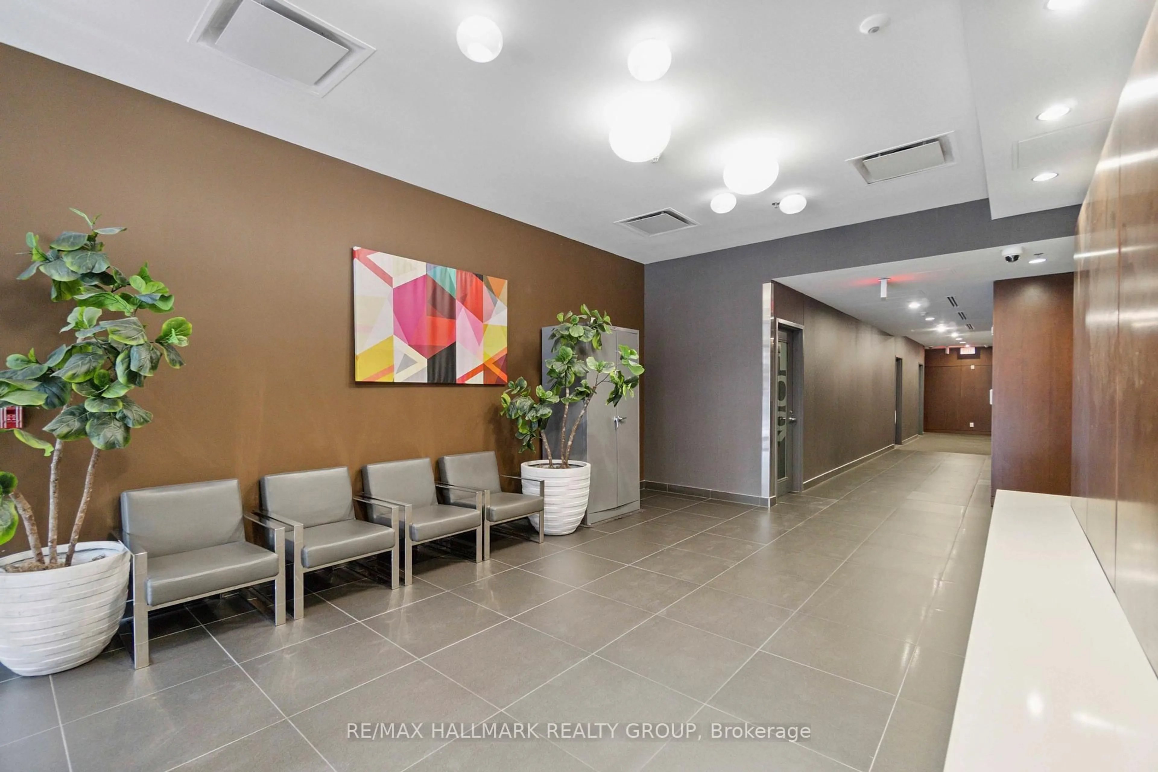 Indoor foyer for 340 McLeod St #750, Ottawa Ontario K2P 1A4