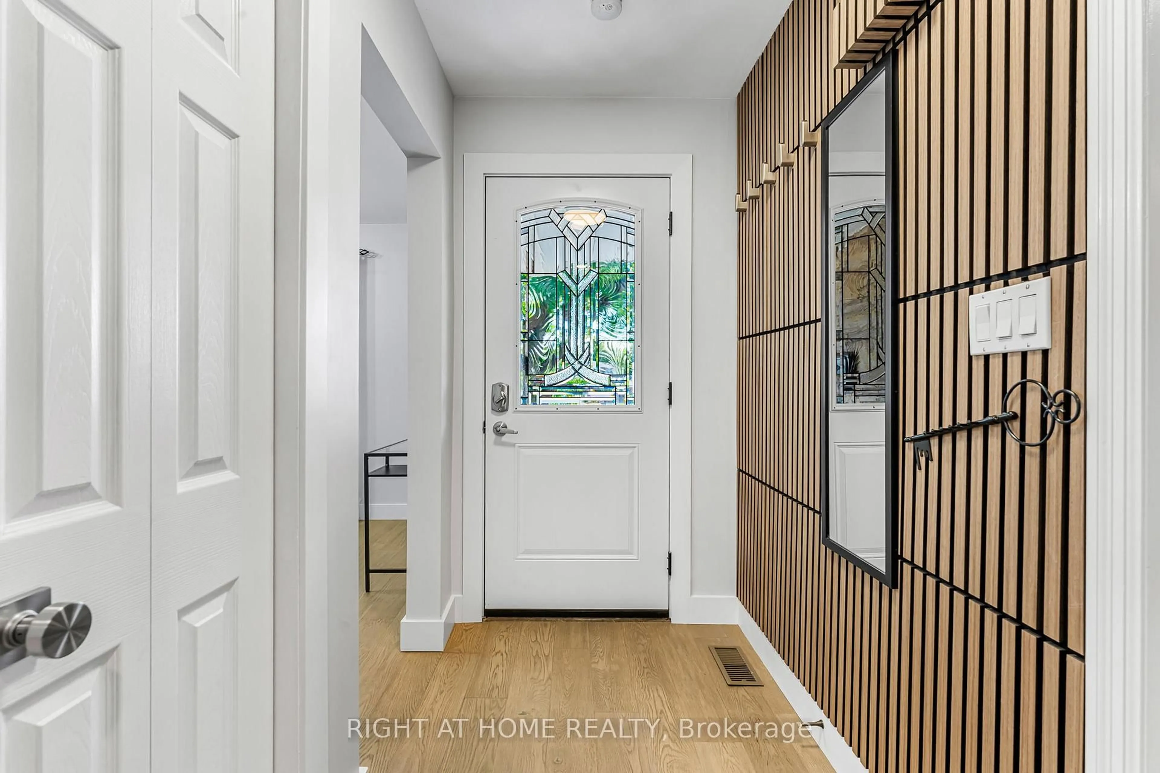 Indoor entryway for 3 Baraniuk St, St. Catharines Ontario L2N 1N4