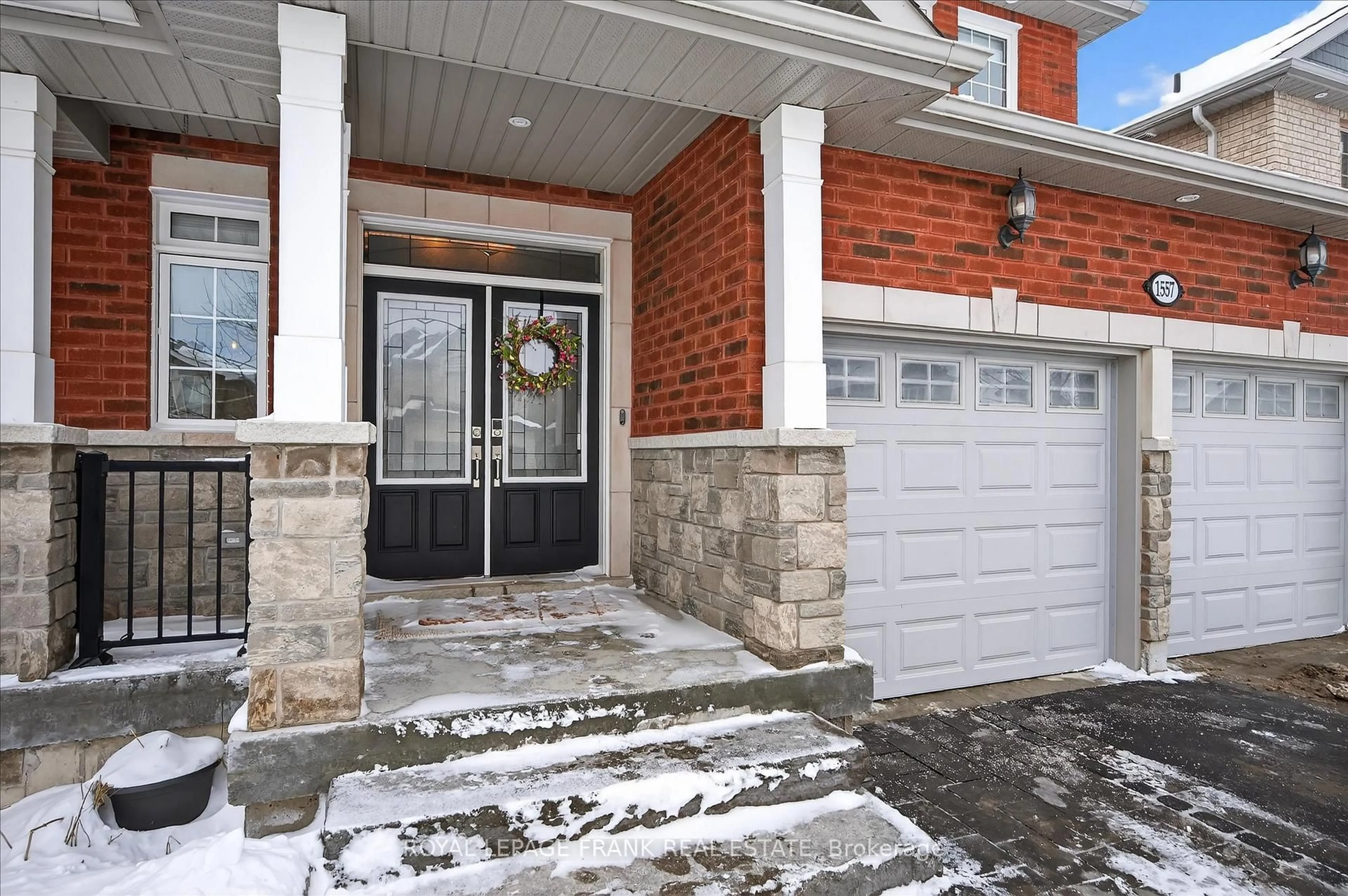 Indoor entryway for 1557 Cahill Dr, Peterborough Ontario K9K 0G6