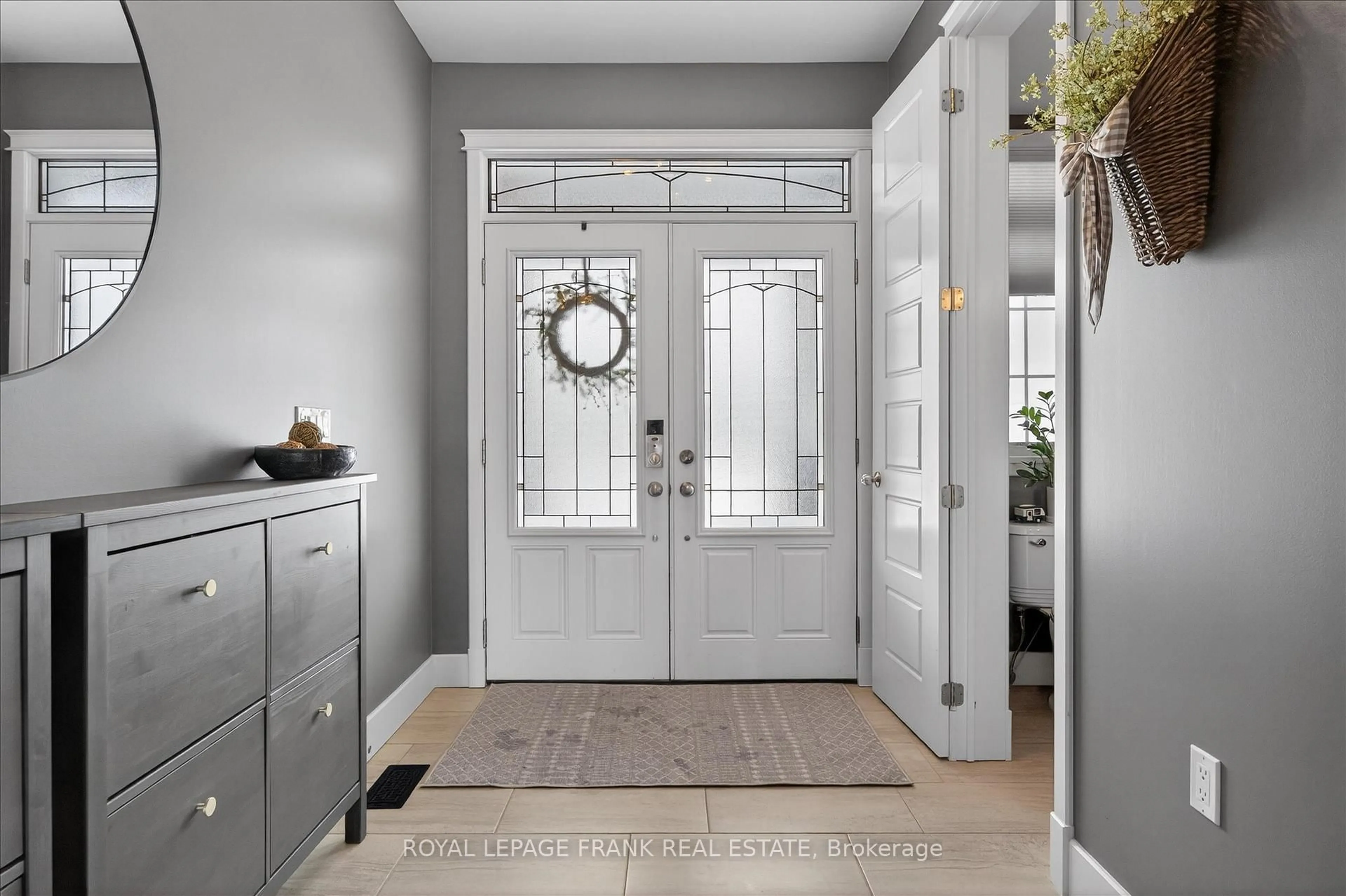 Indoor entryway for 1557 Cahill Dr, Peterborough Ontario K9K 0G6