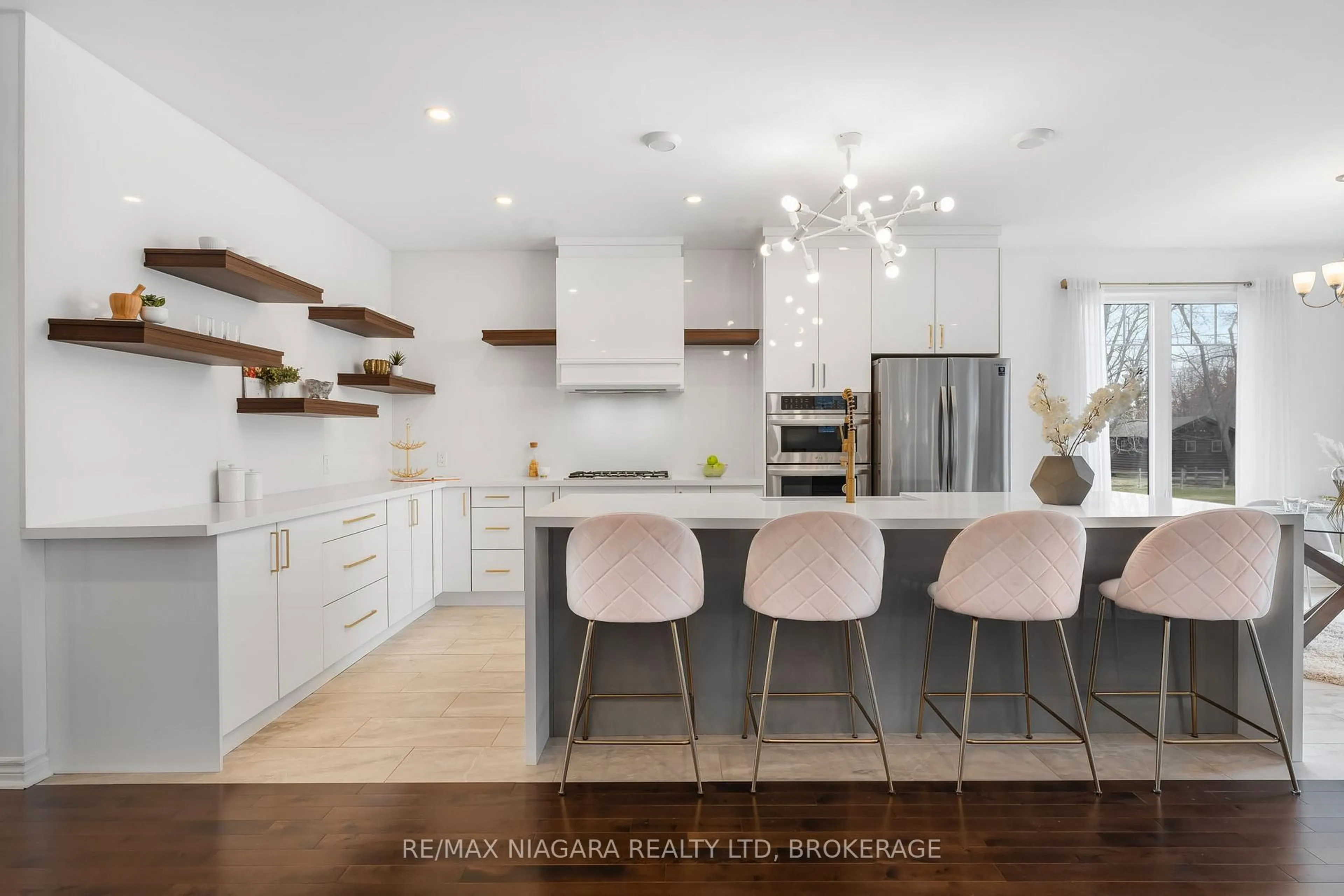 Open concept kitchen, wood/laminate floor for 3157 Bethune Ave, Fort Erie Ontario L0S 1N0